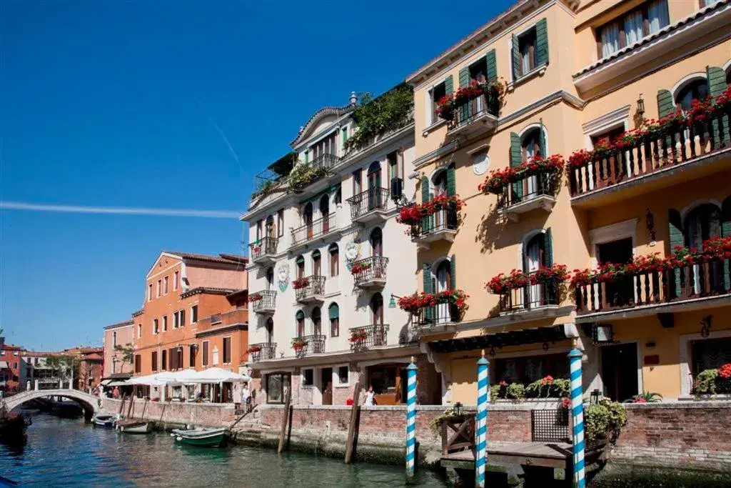 Facade/entrance in Hotel American-Dinesen Facade/entrance in Hotel American-Dinesen