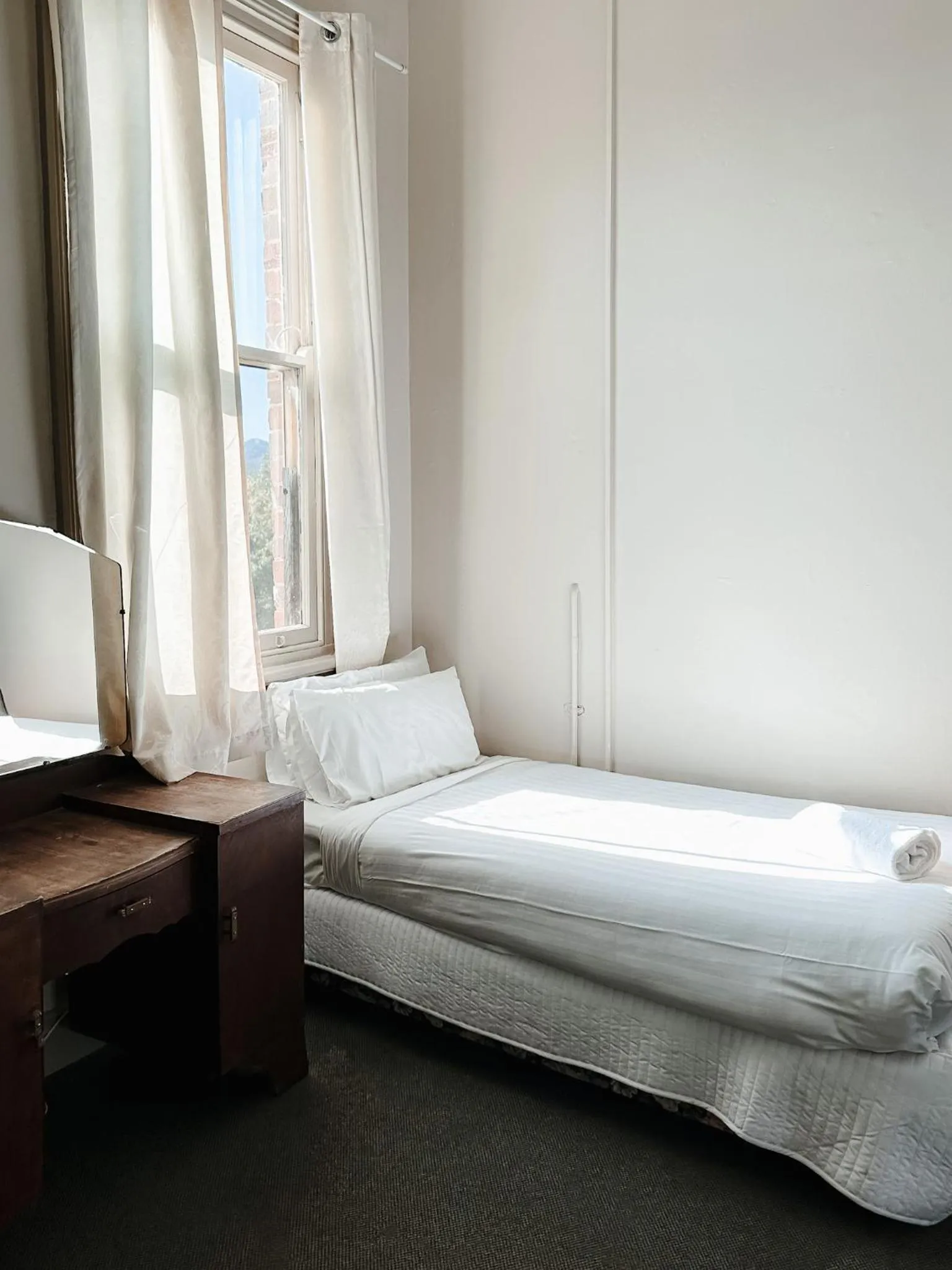 Bedroom, Bed in Central Hotel Stroud