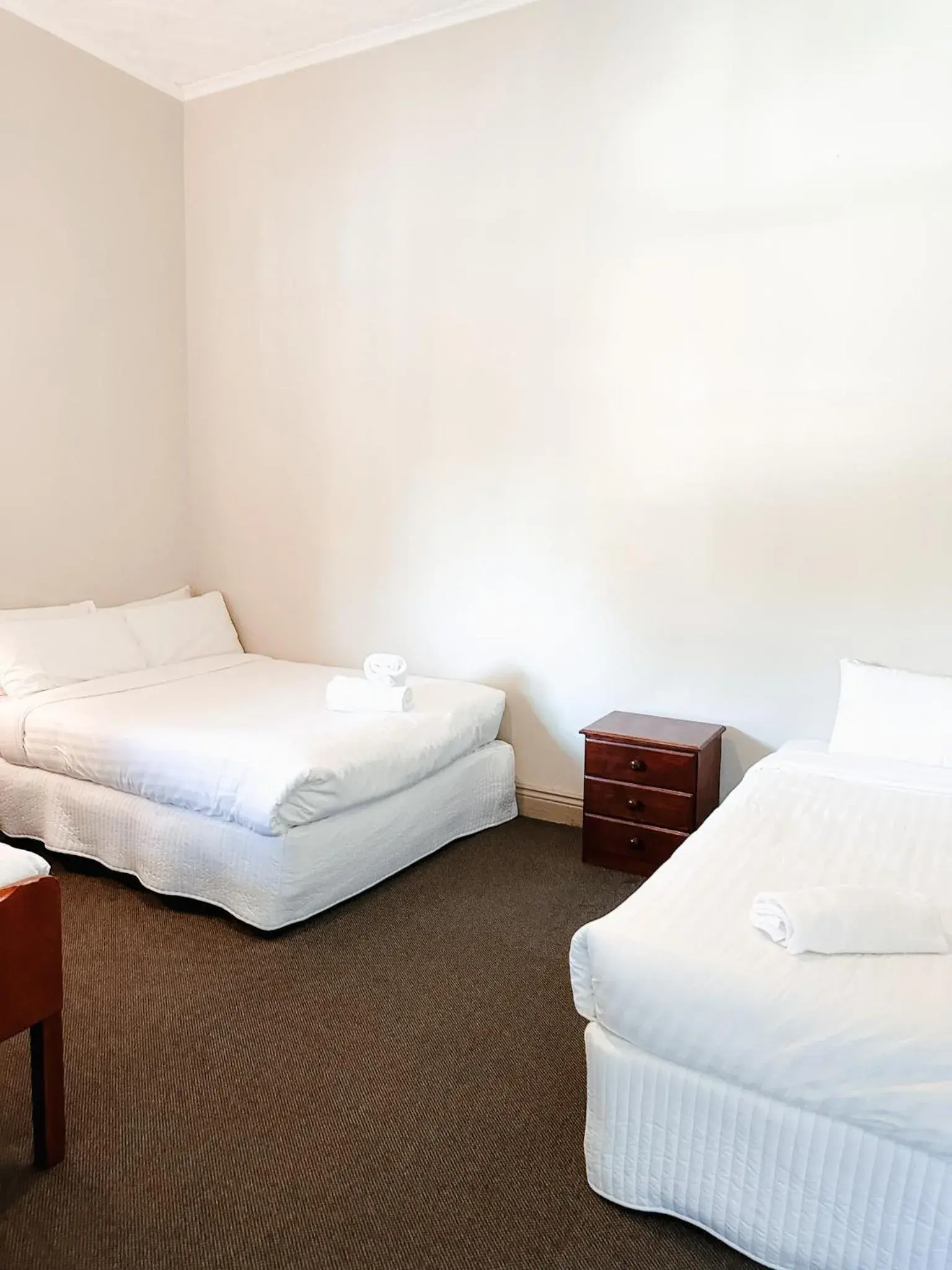 Family Room with Shared Bathroom in Central Hotel Stroud Family Room with Shared Bathroom in Central Hotel Stroud