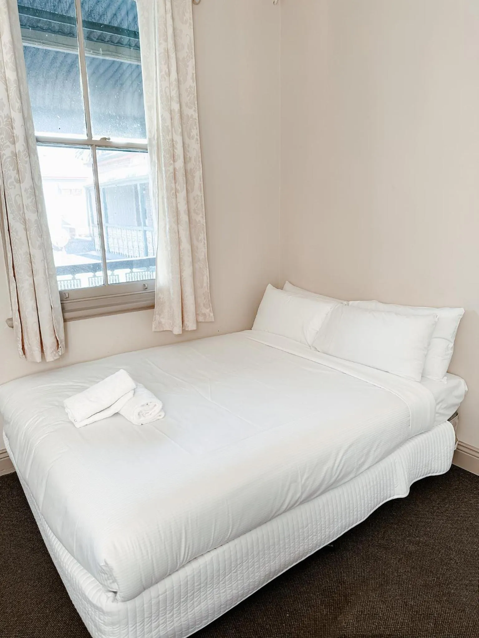 Bedroom, Bed in Central Hotel Stroud