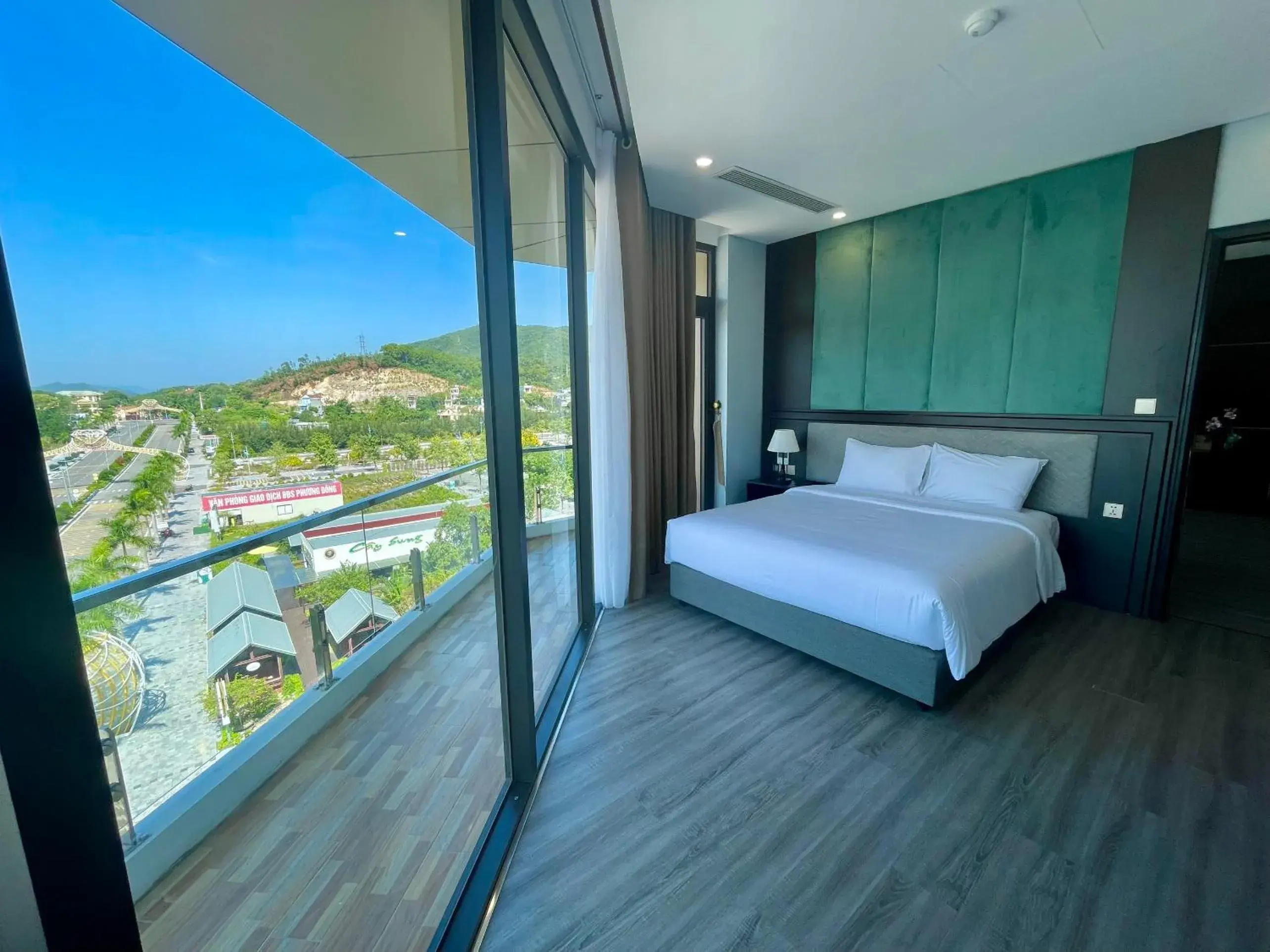 View (from property/room), Bed in DIAMOND HOTEL VÂN ĐỒN View (from property/room), Bed in DIAMOND HOTEL VÂN ĐỒN