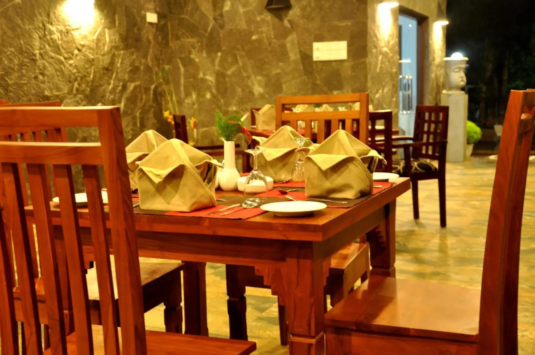 Restaurant/places to eat in Canal Villa