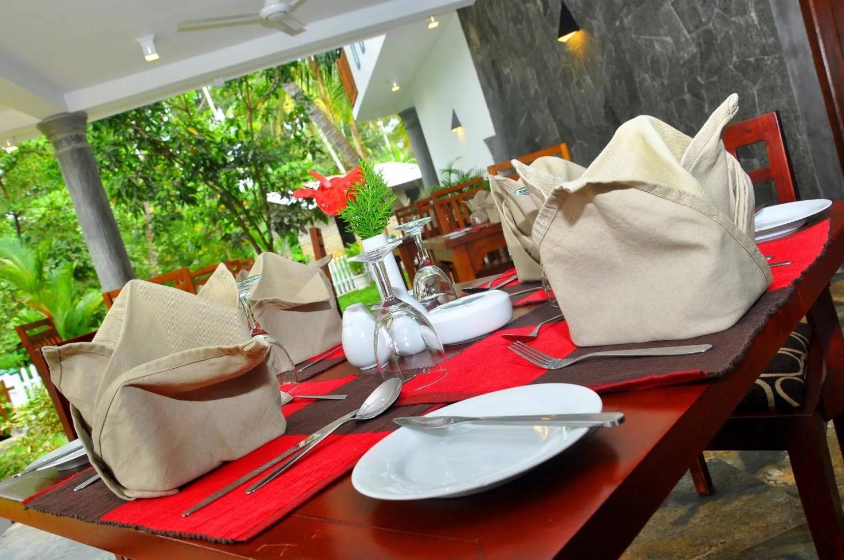 Restaurant/places to eat in Canal Villa