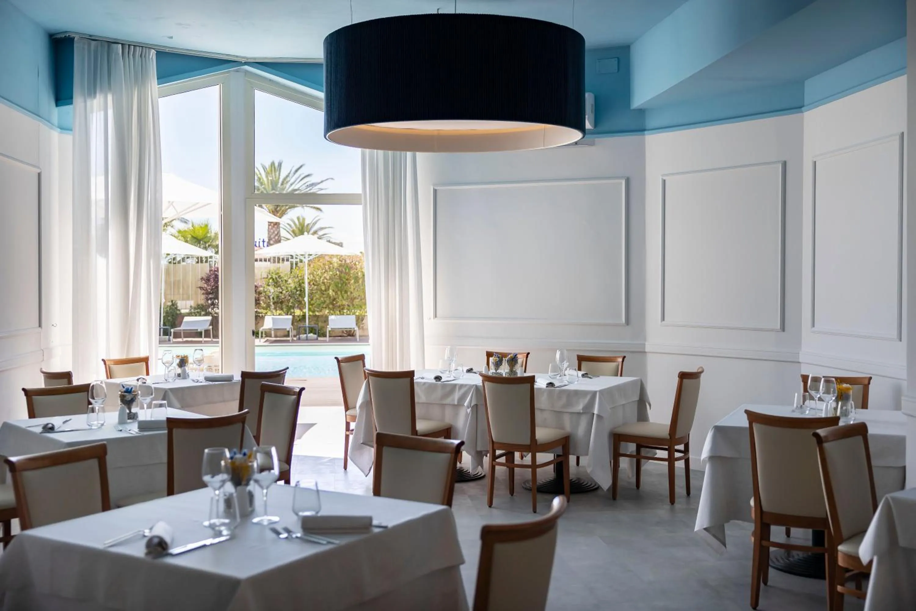 Restaurant/places to eat in Grand Hotel