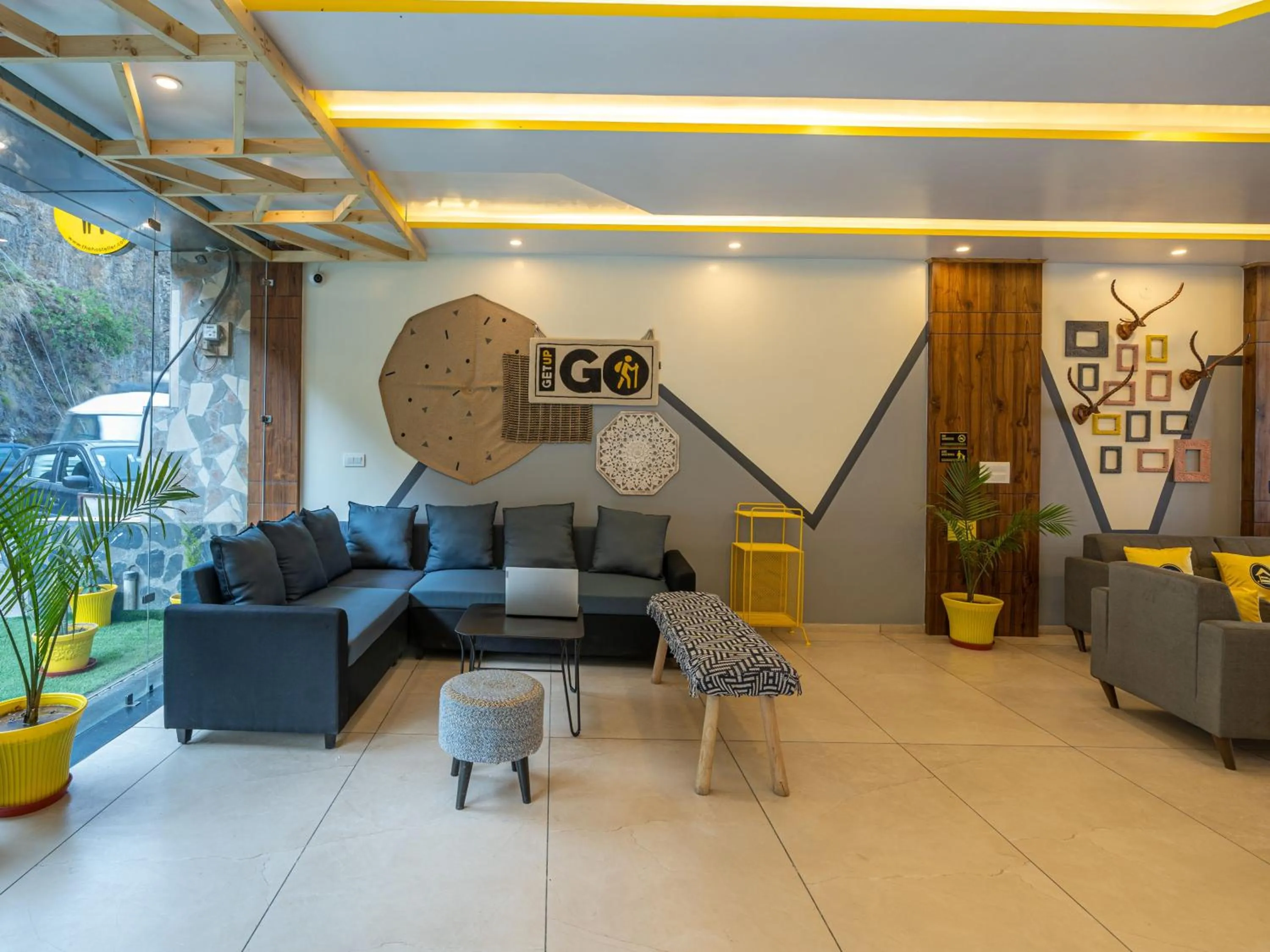 Living room in The Hosteller Kufri, Shimla