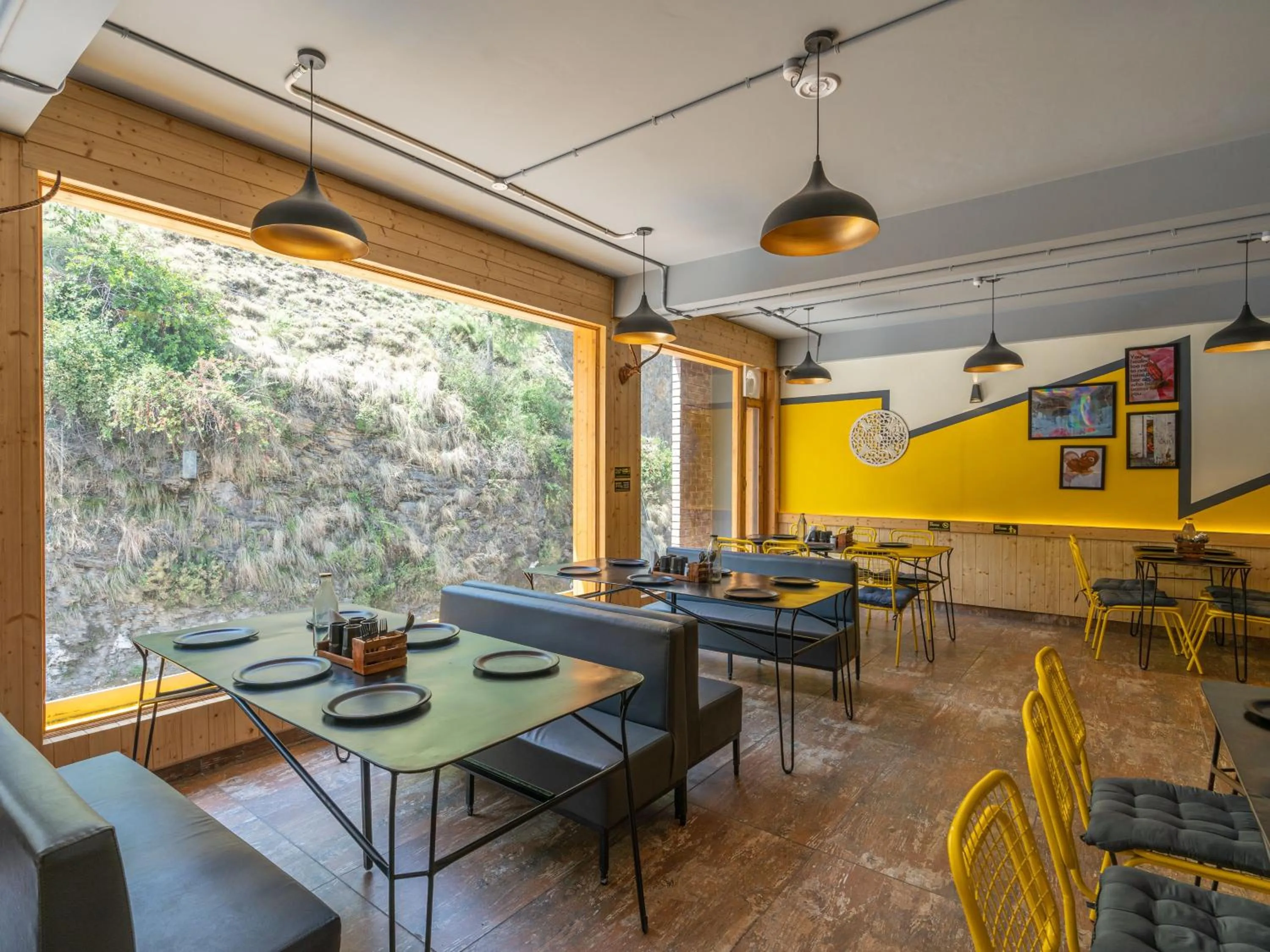 Restaurant/places to eat in The Hosteller Kufri, Shimla