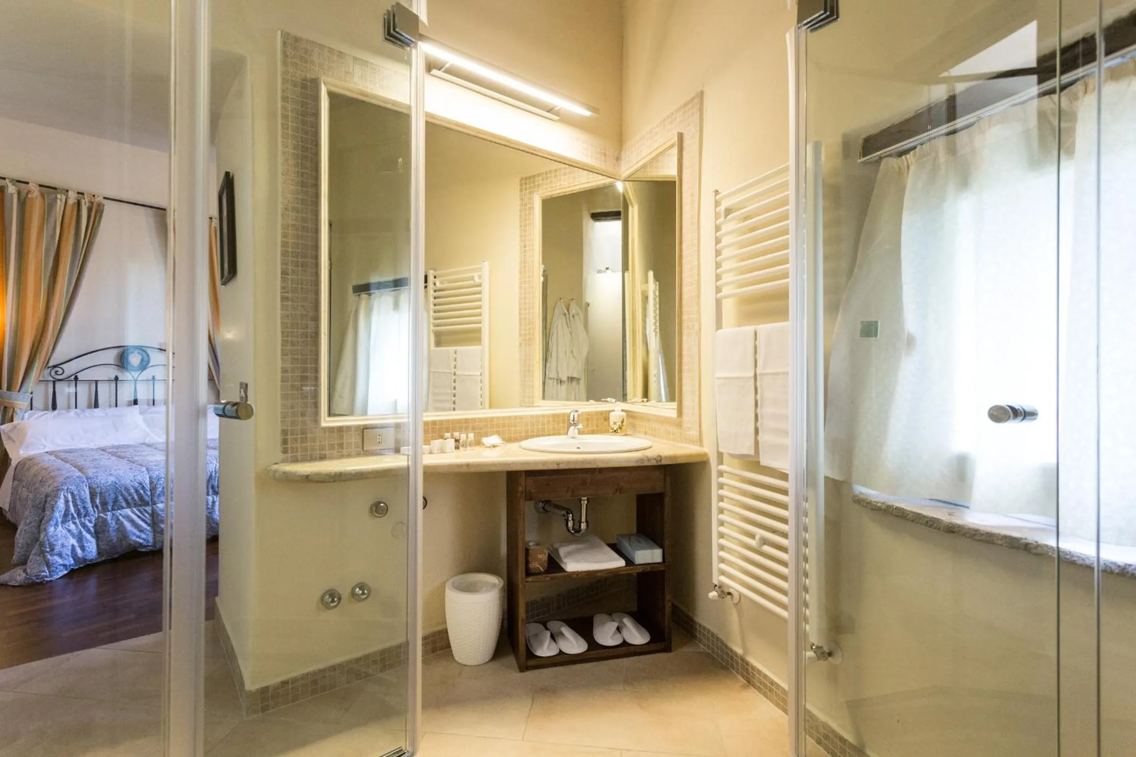 Bathroom, Bed in Abbazia Collemedio Resort & Spa