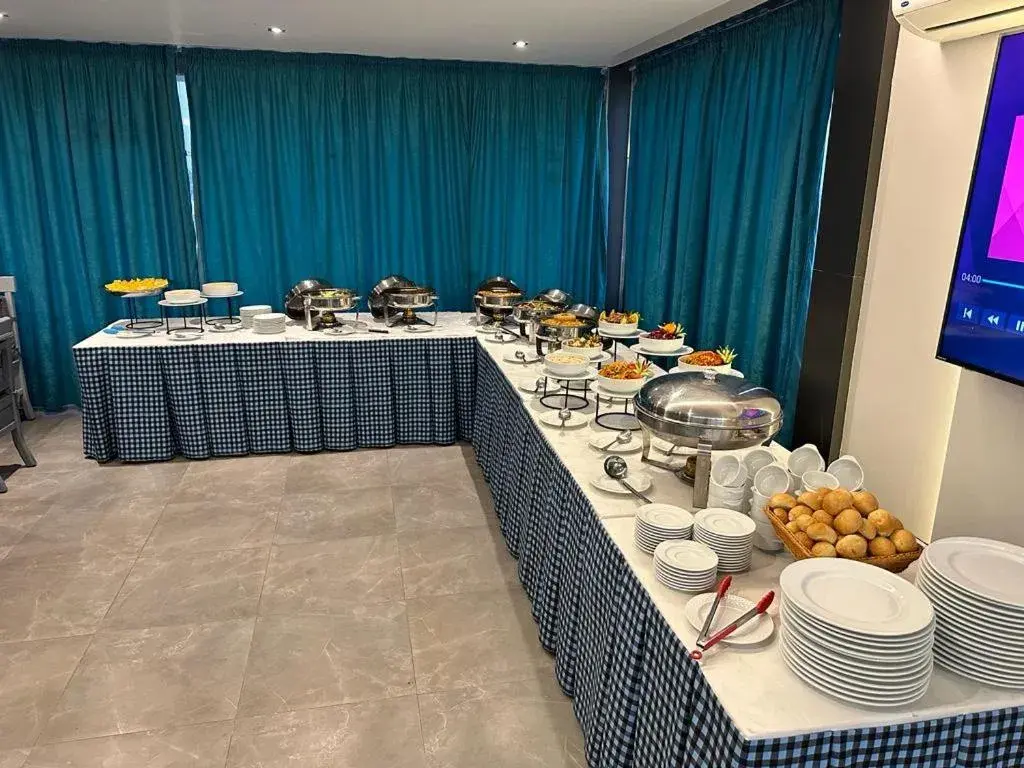 Restaurant/places to eat in Pyramids Oasis Hotel Restaurant/places to eat in Pyramids Oasis Hotel