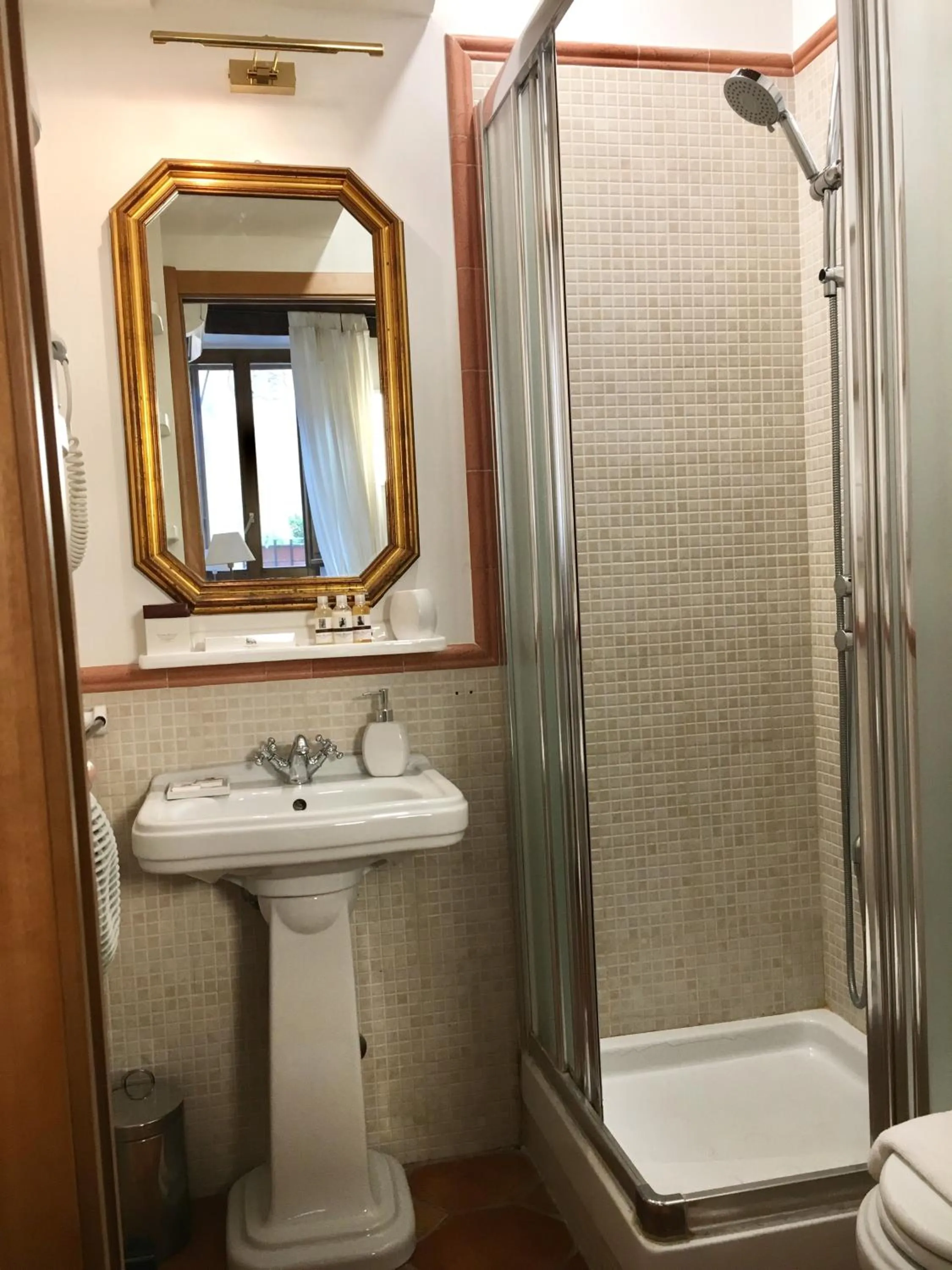 Bathroom in Pettinary Village B&B