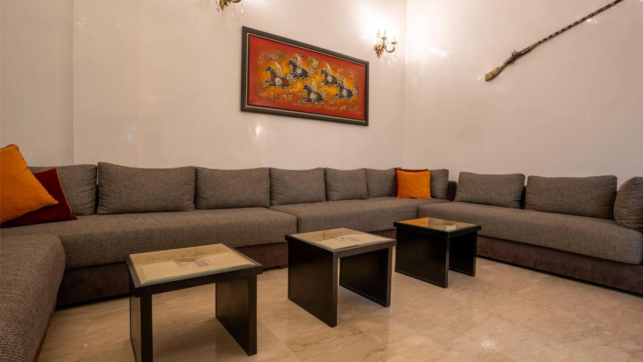 Communal lounge/ TV room in Hotel Al Walid