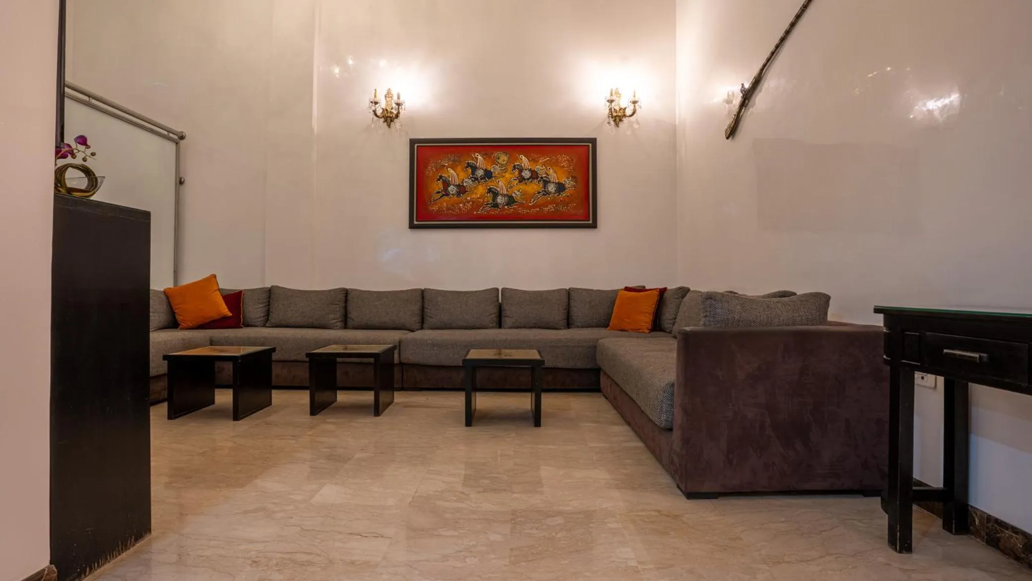 Communal lounge/ TV room in Hotel Al Walid