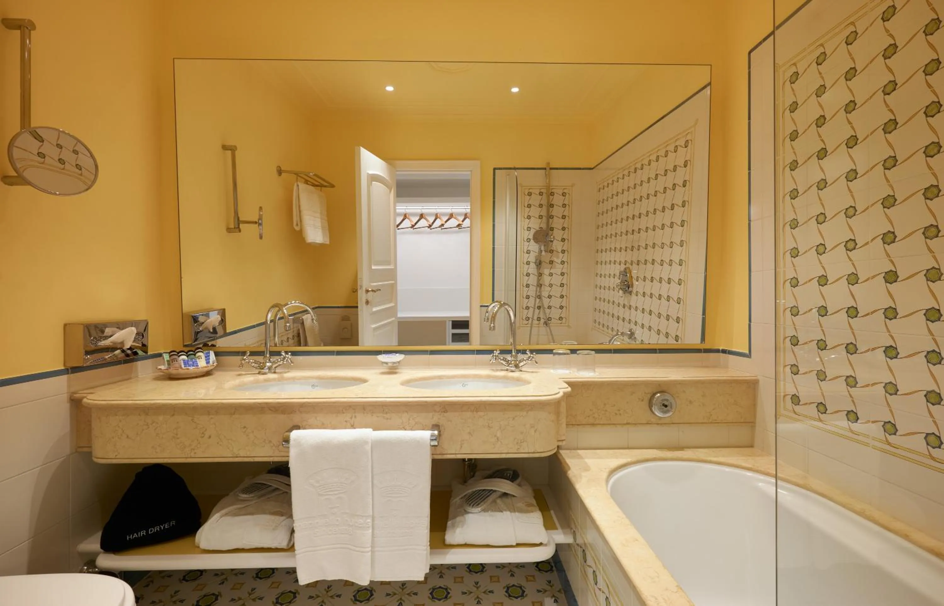 Shower in Grand Hotel Capodimonte