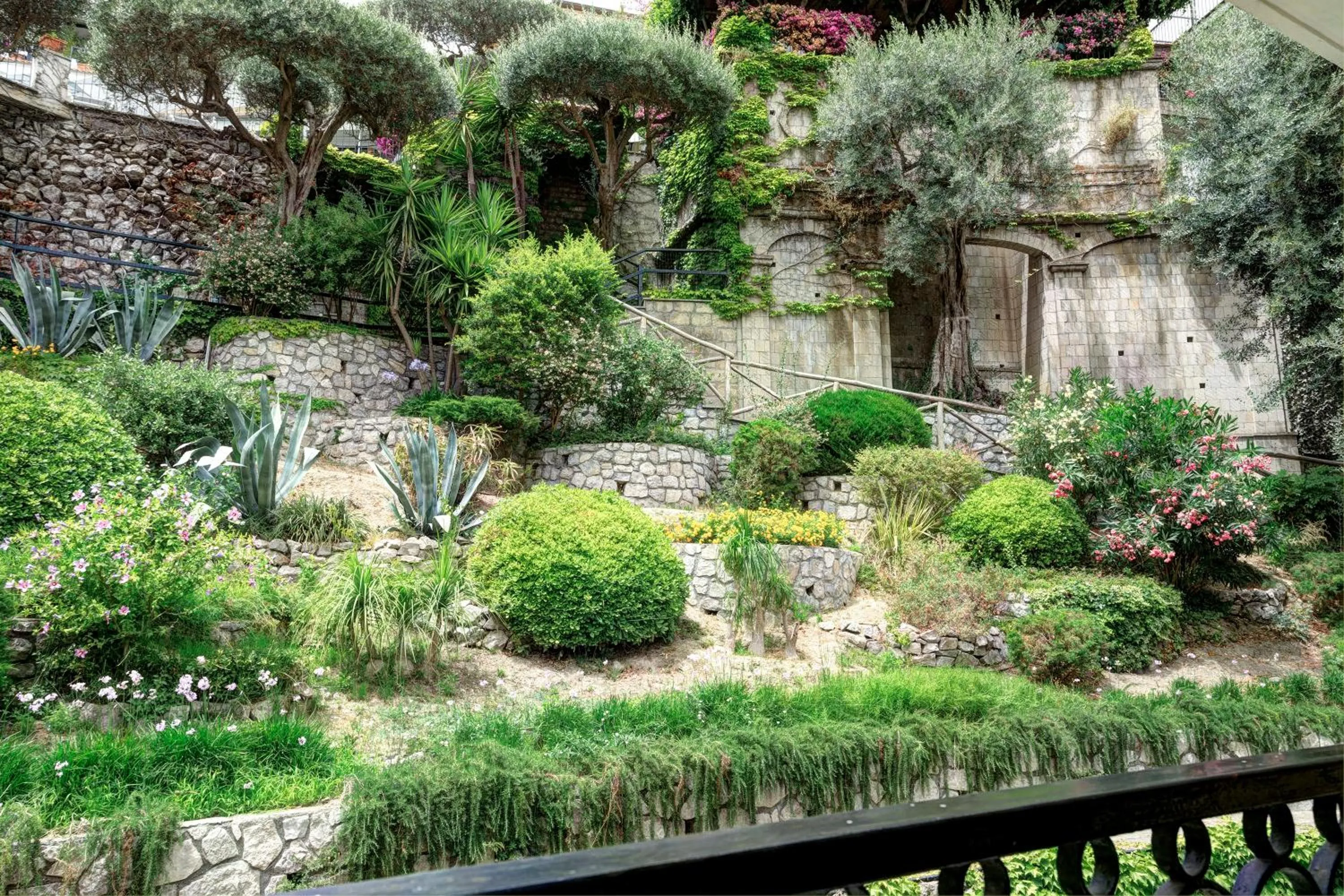 Garden in Grand Hotel Capodimonte