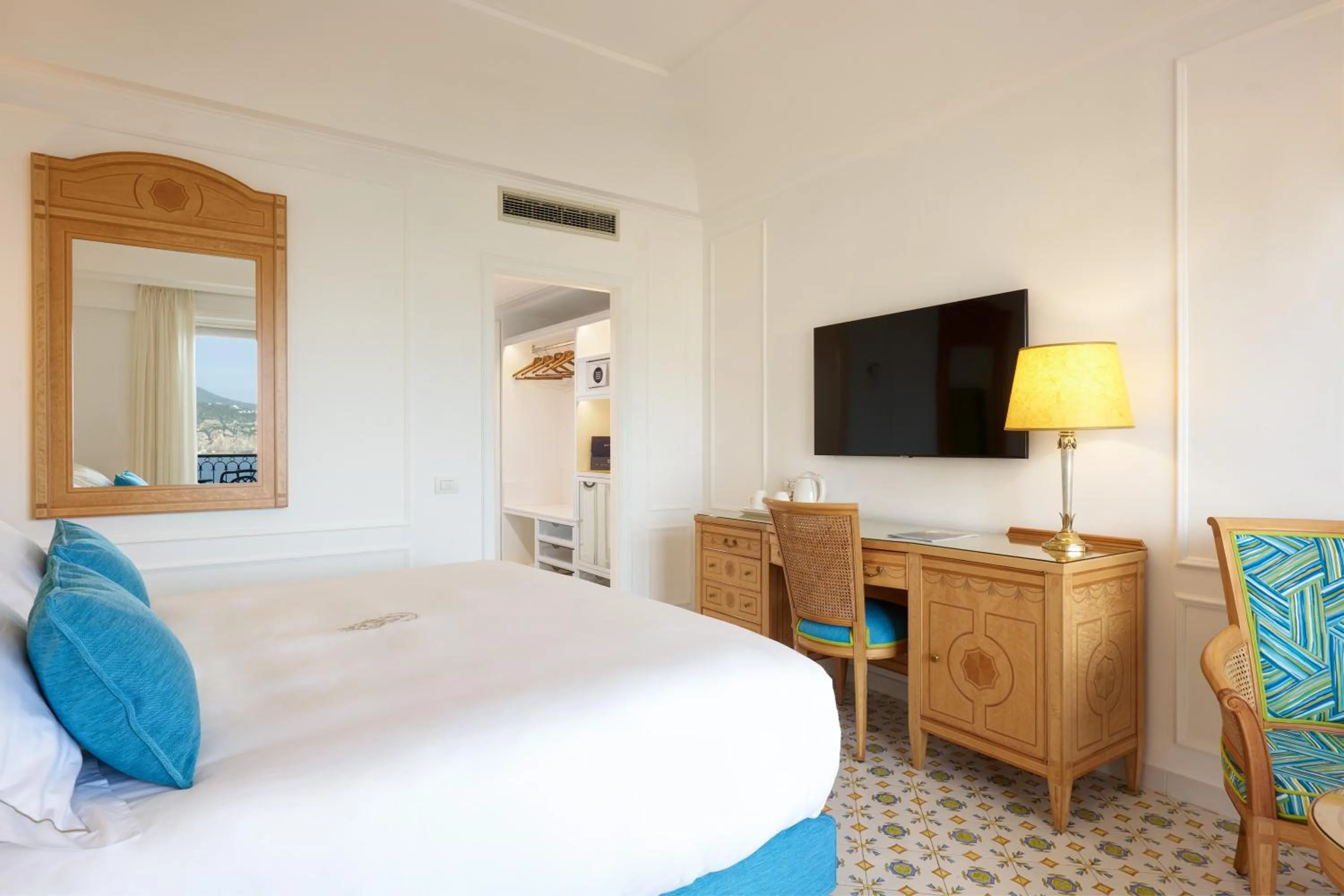 Photo of the whole room, Bed in Grand Hotel Capodimonte