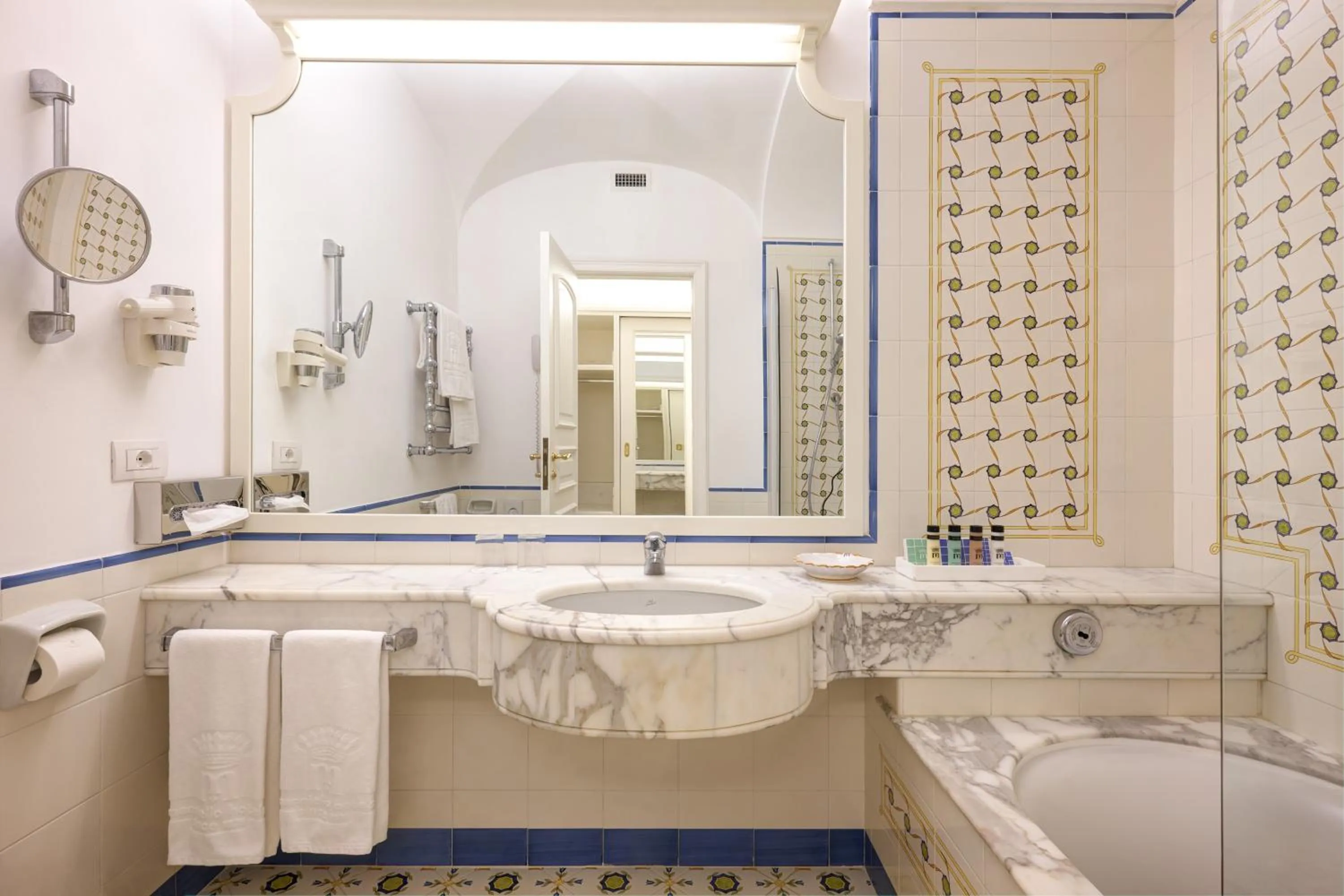 Shower in Grand Hotel Capodimonte