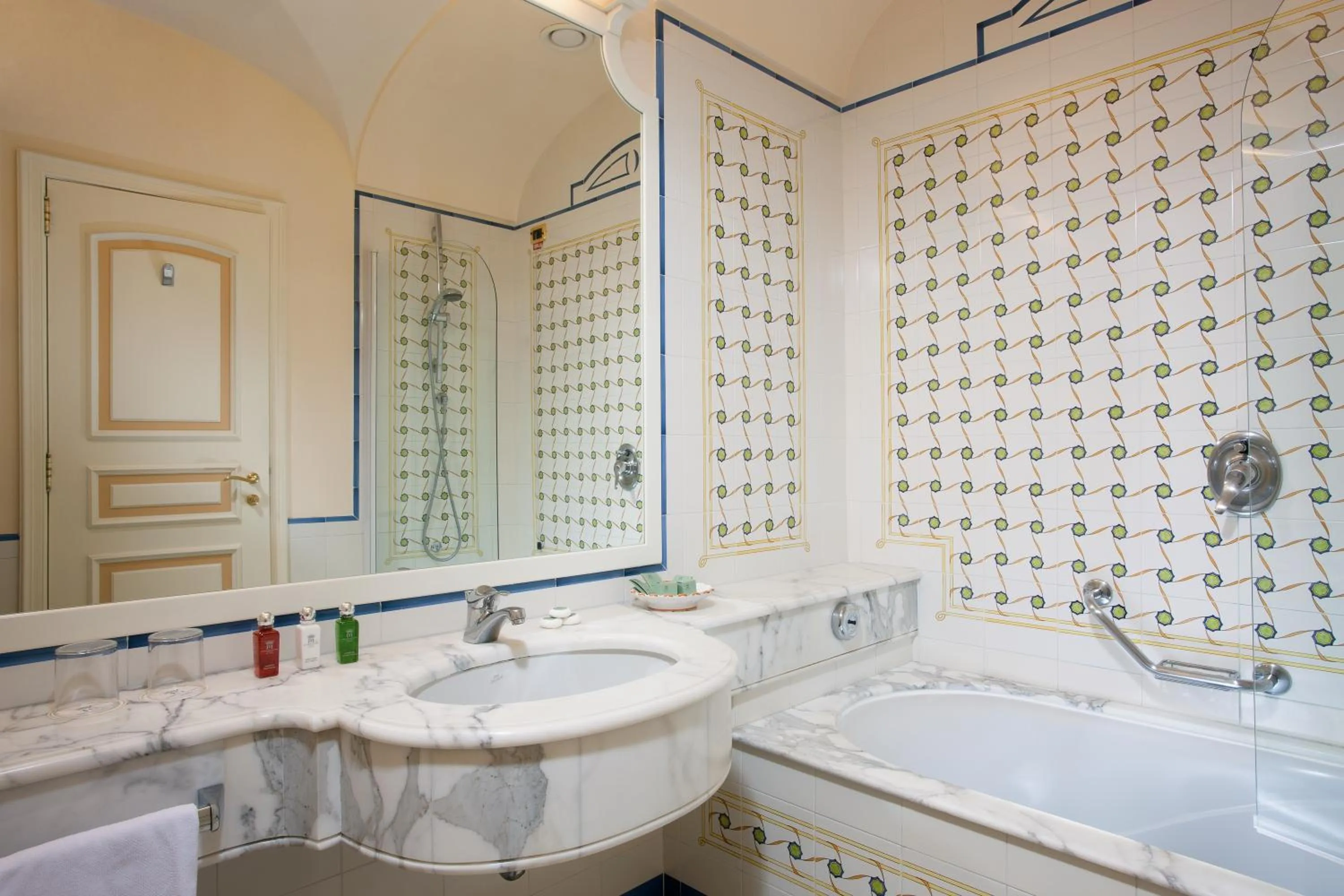 Shower in Grand Hotel Capodimonte