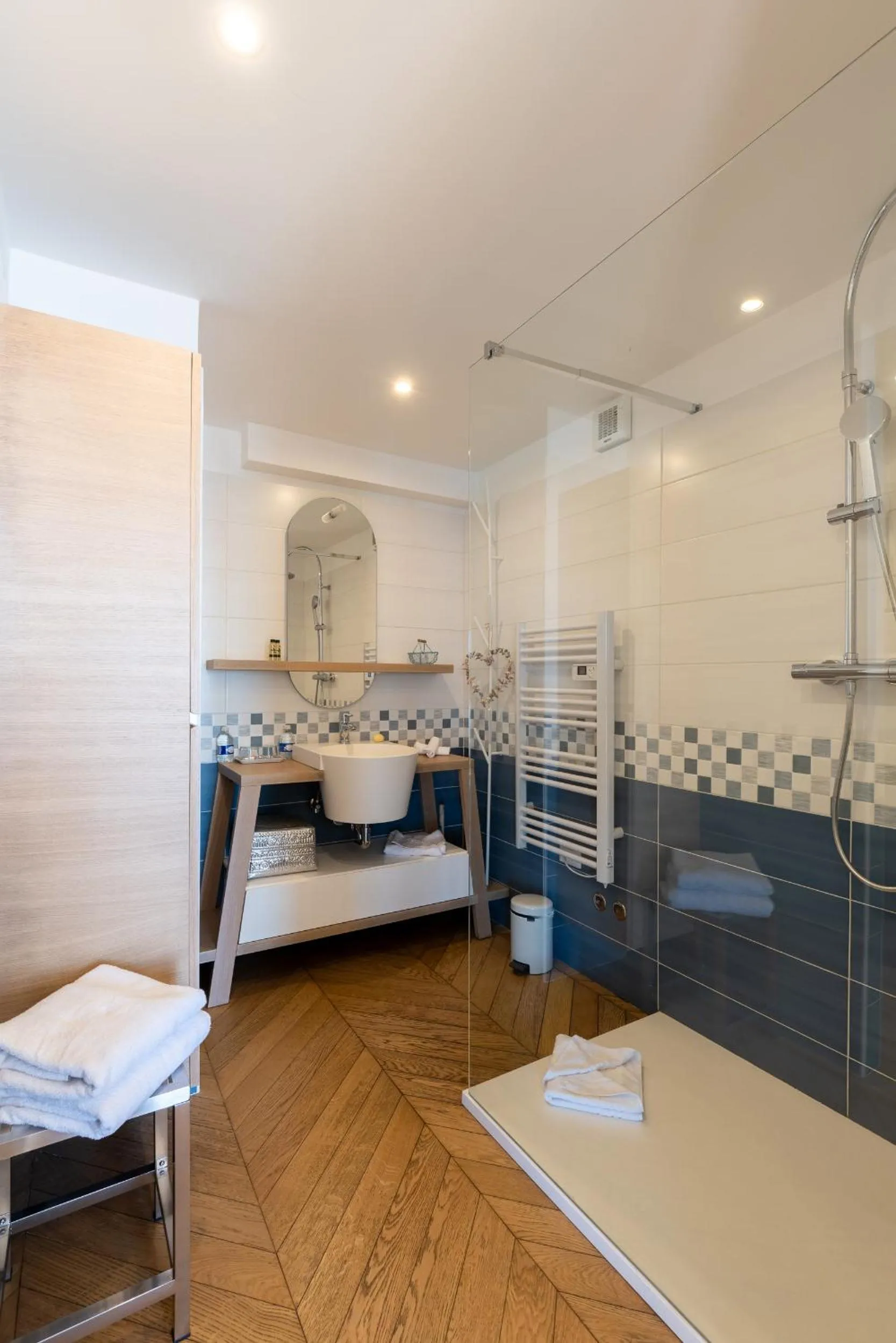 Shower, Bed in Villa Eze Vue Mer