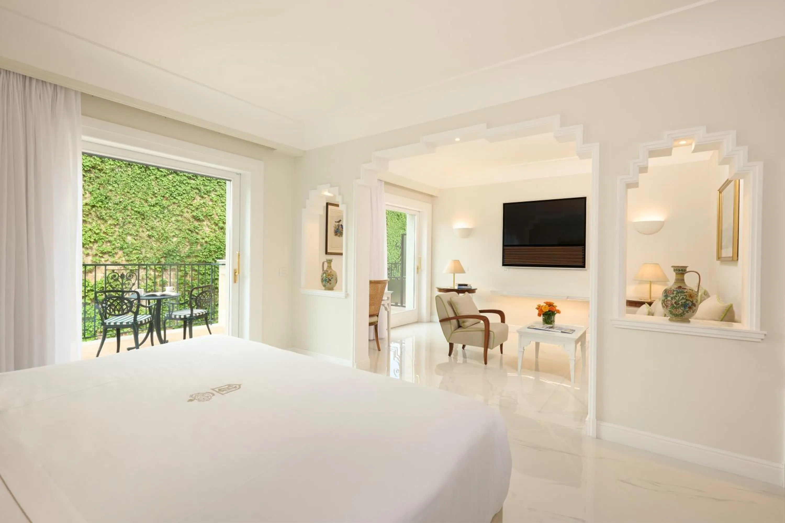 TV and multimedia, Bed in Grand Hotel Royal