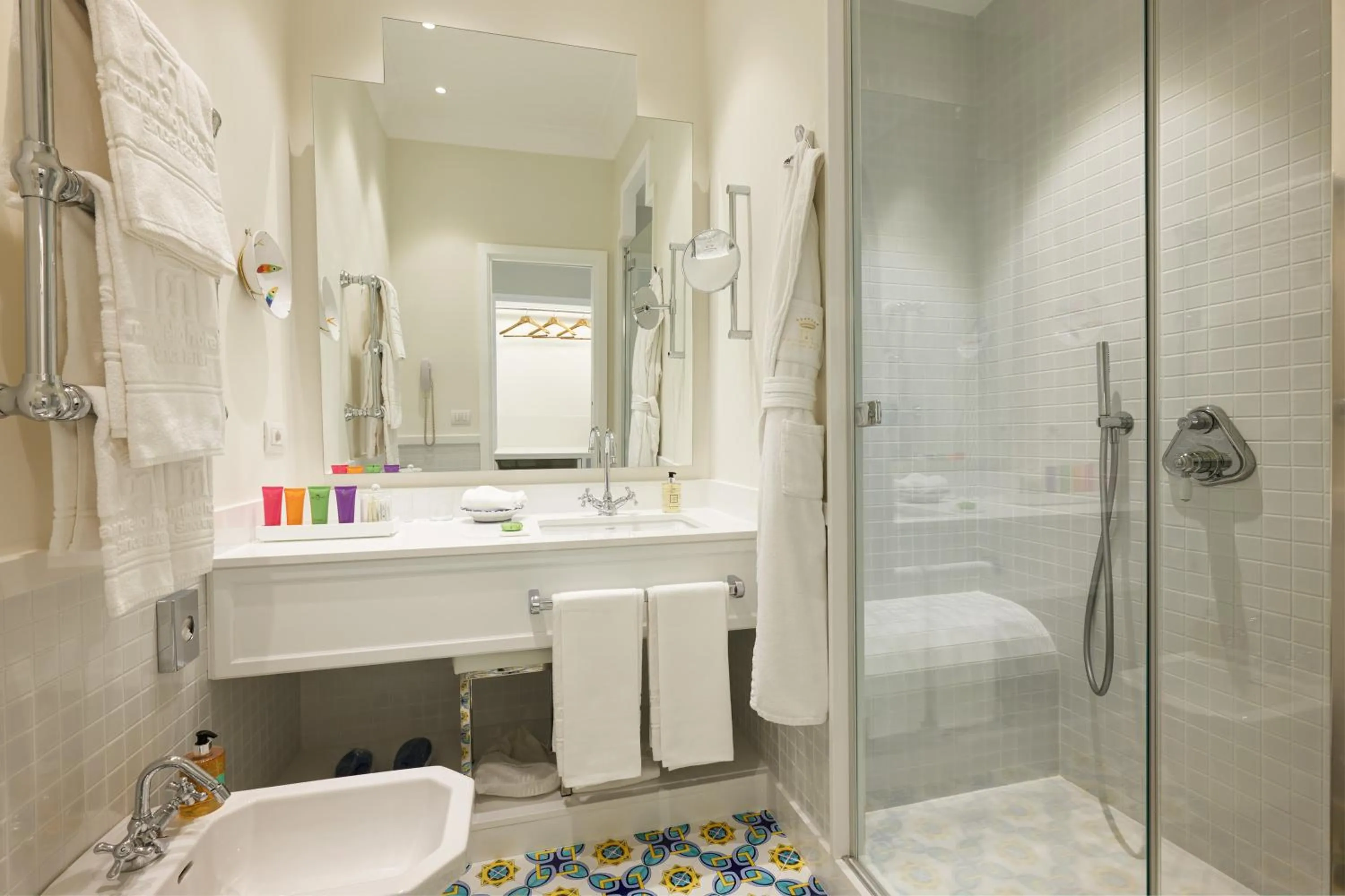 Shower in Grand Hotel Ambasciatori