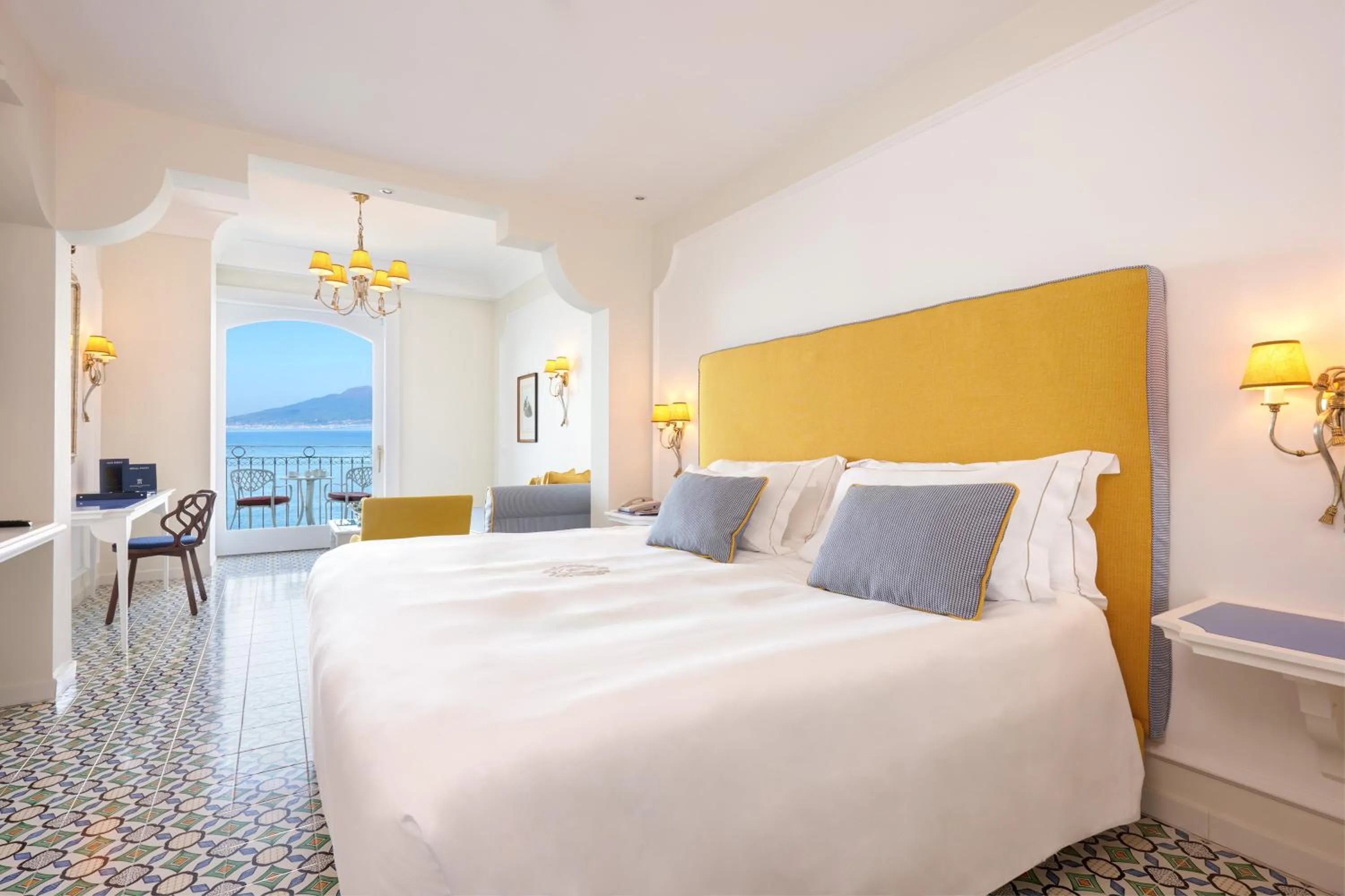 View (from property/room), Bed in Grand Hotel Ambasciatori