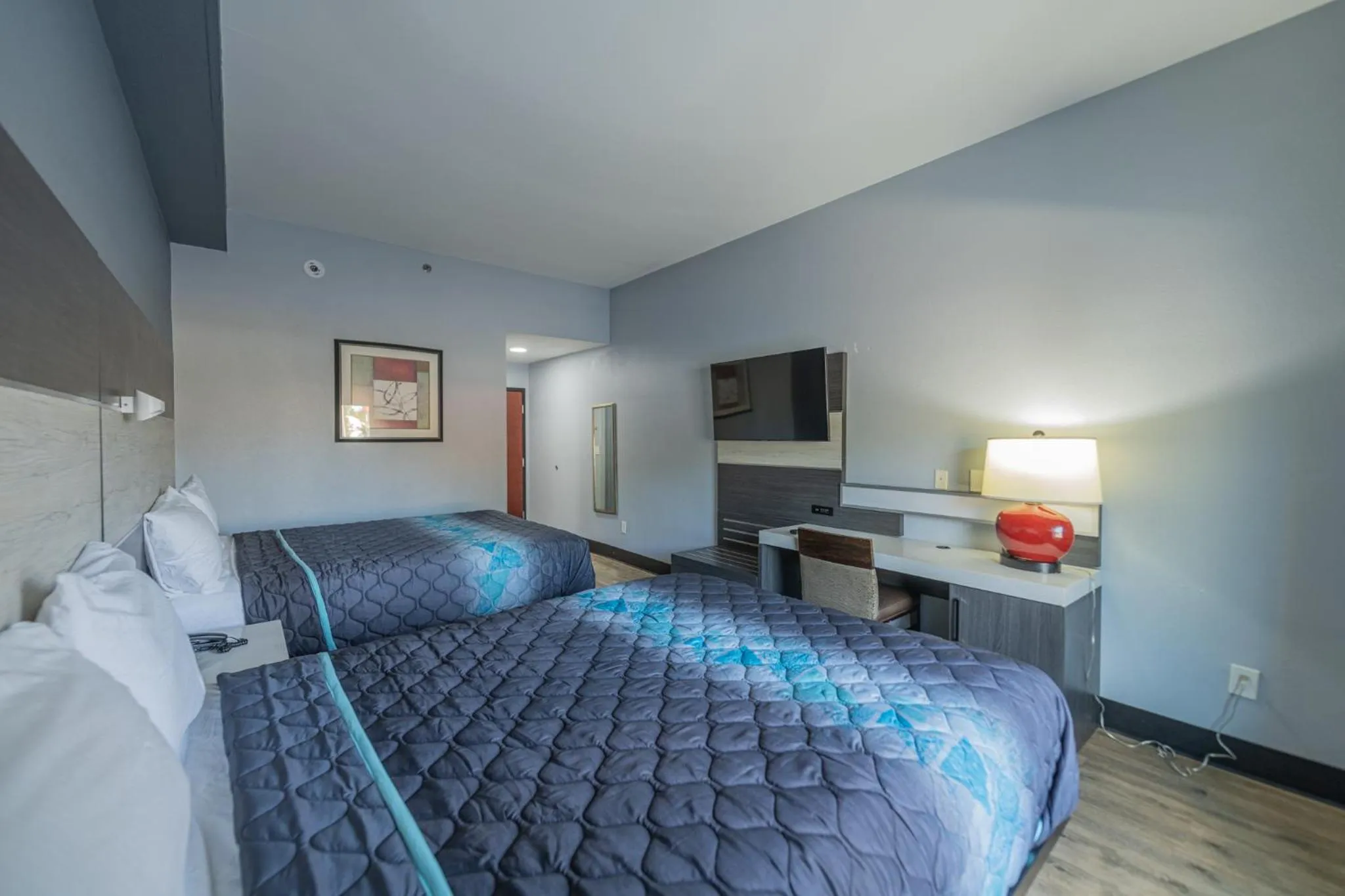 Bed in Jamestown inn & Suites