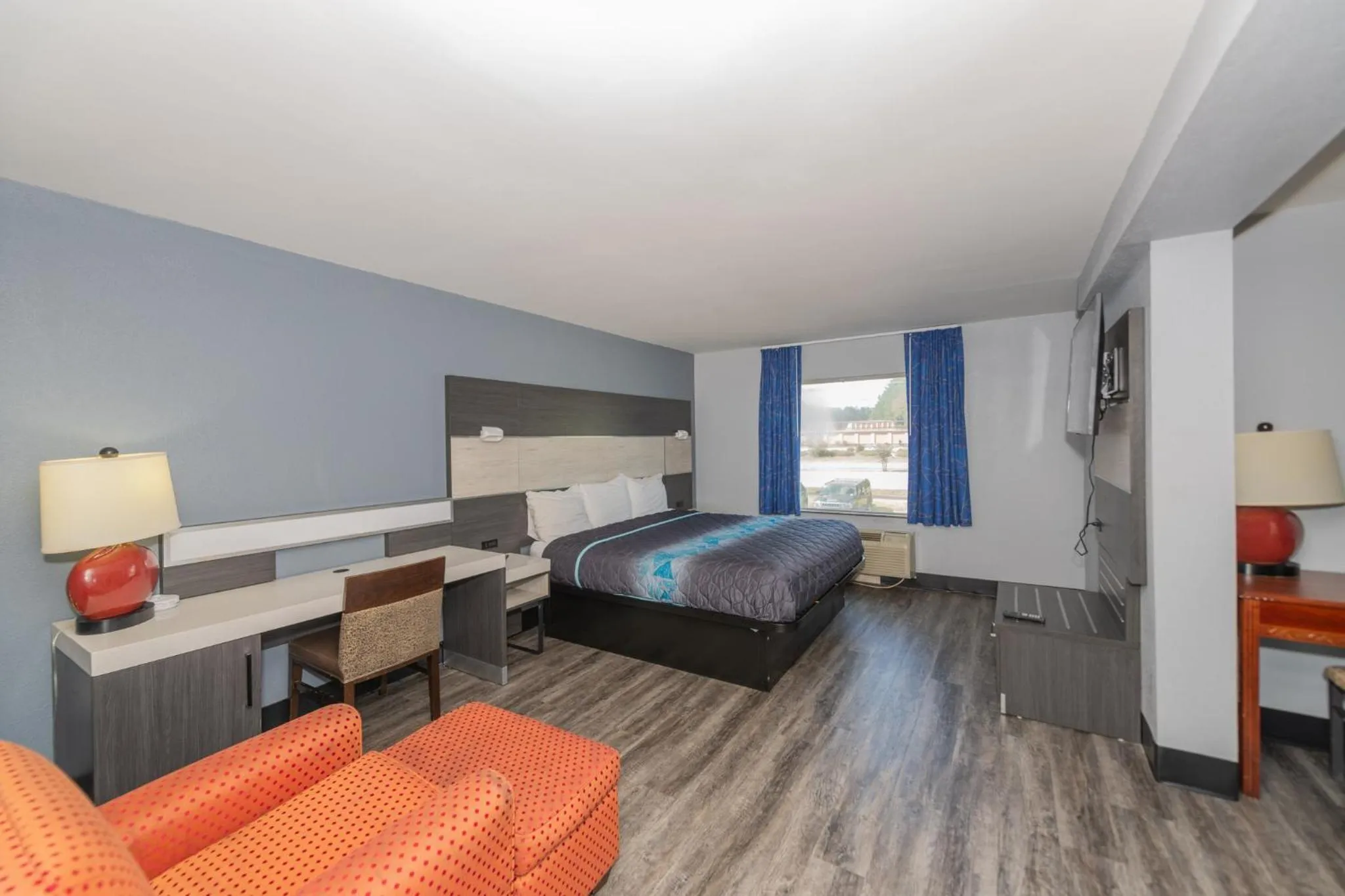 Bed in Jamestown inn & Suites