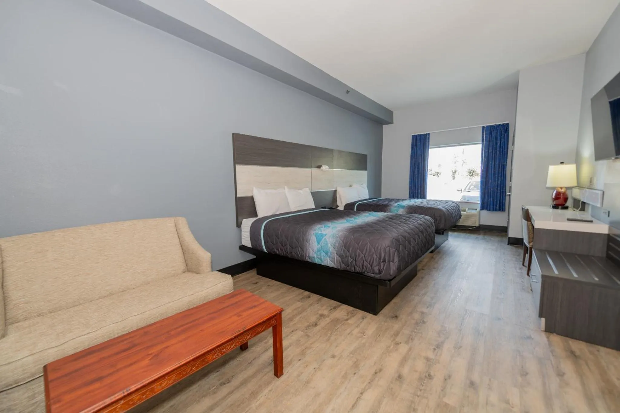 Bed in Jamestown inn & Suites