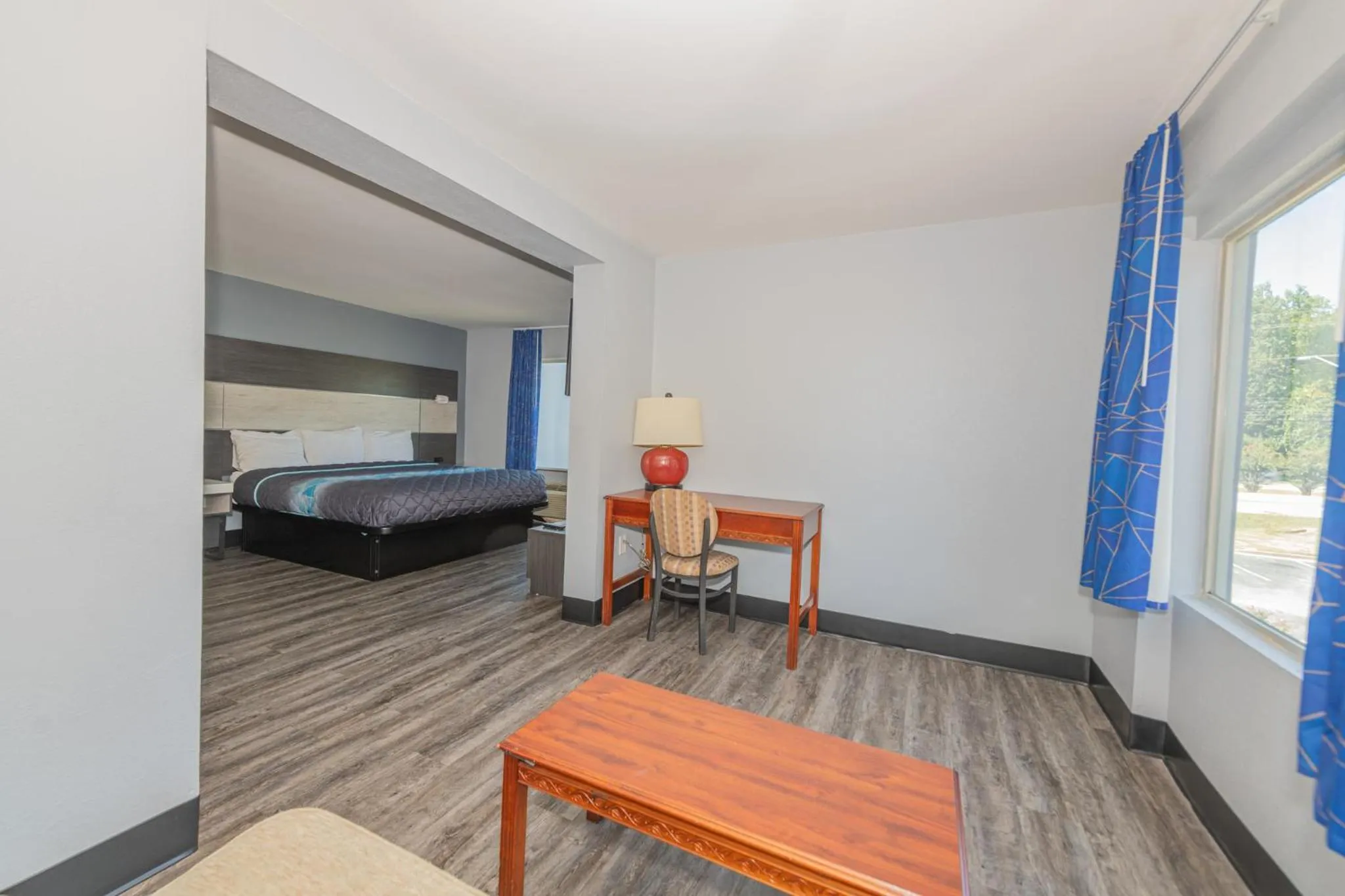 Bed in Jamestown inn & Suites