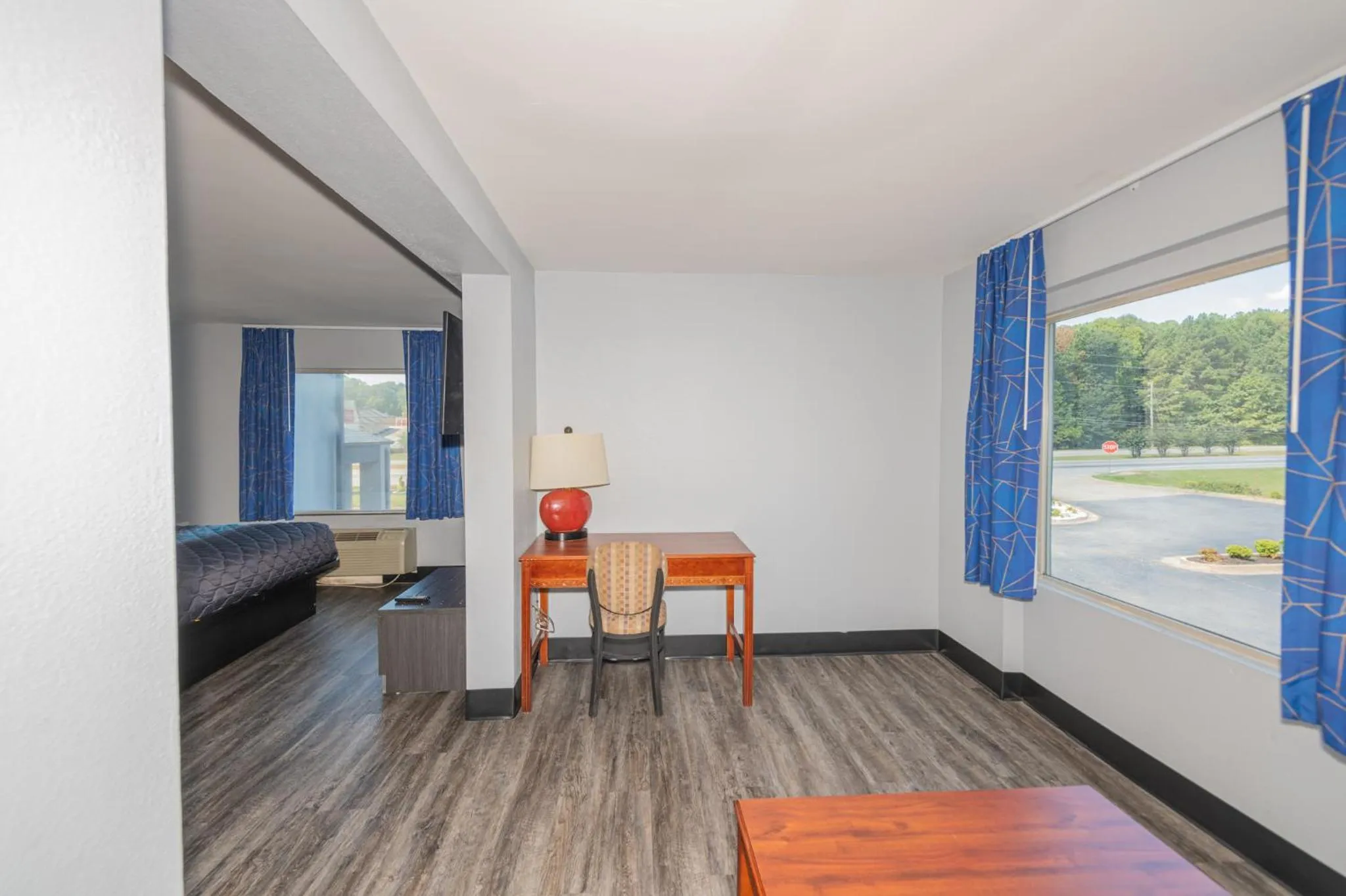 Bed in Jamestown inn & Suites