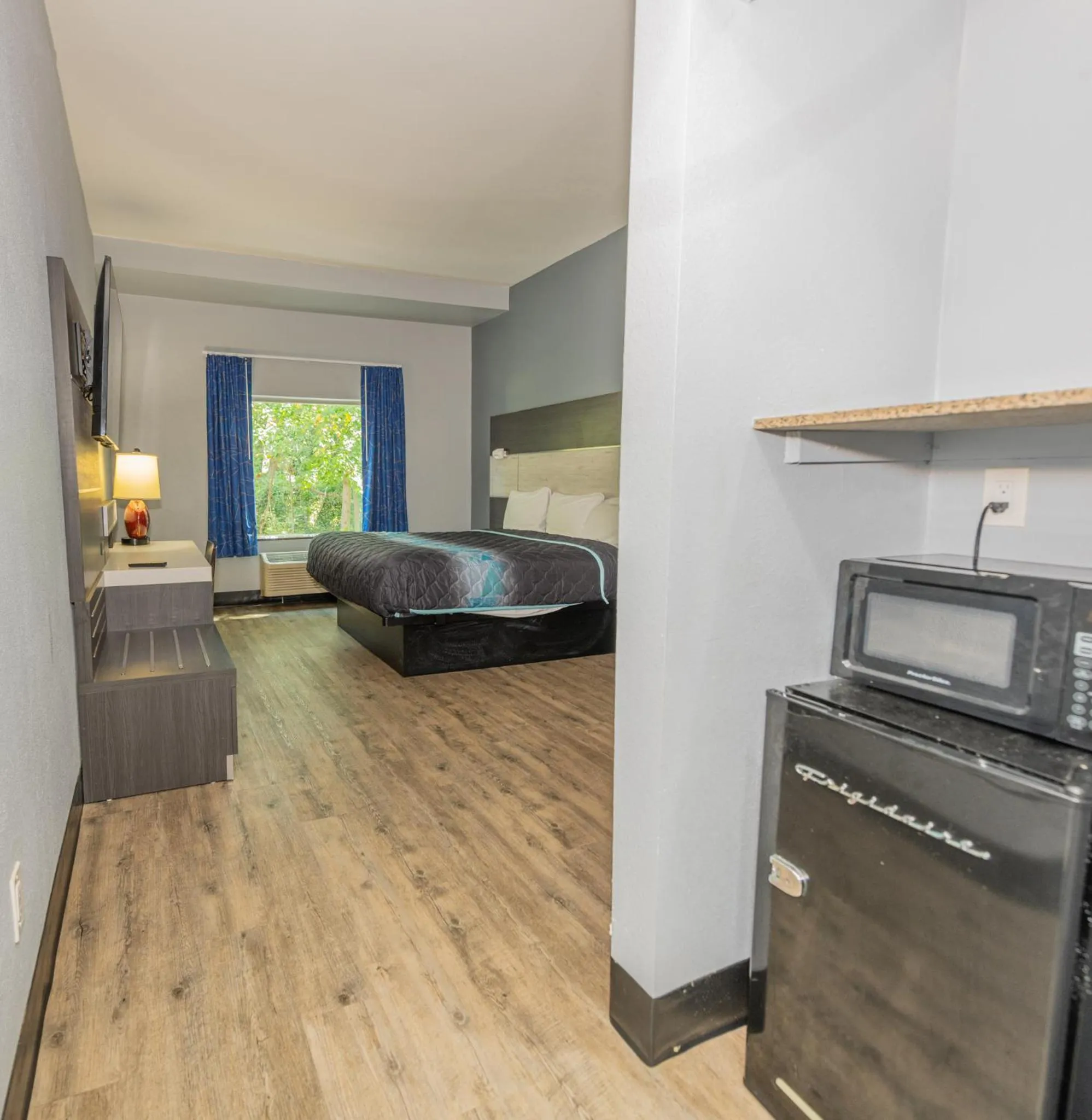 Bed in Jamestown inn & Suites