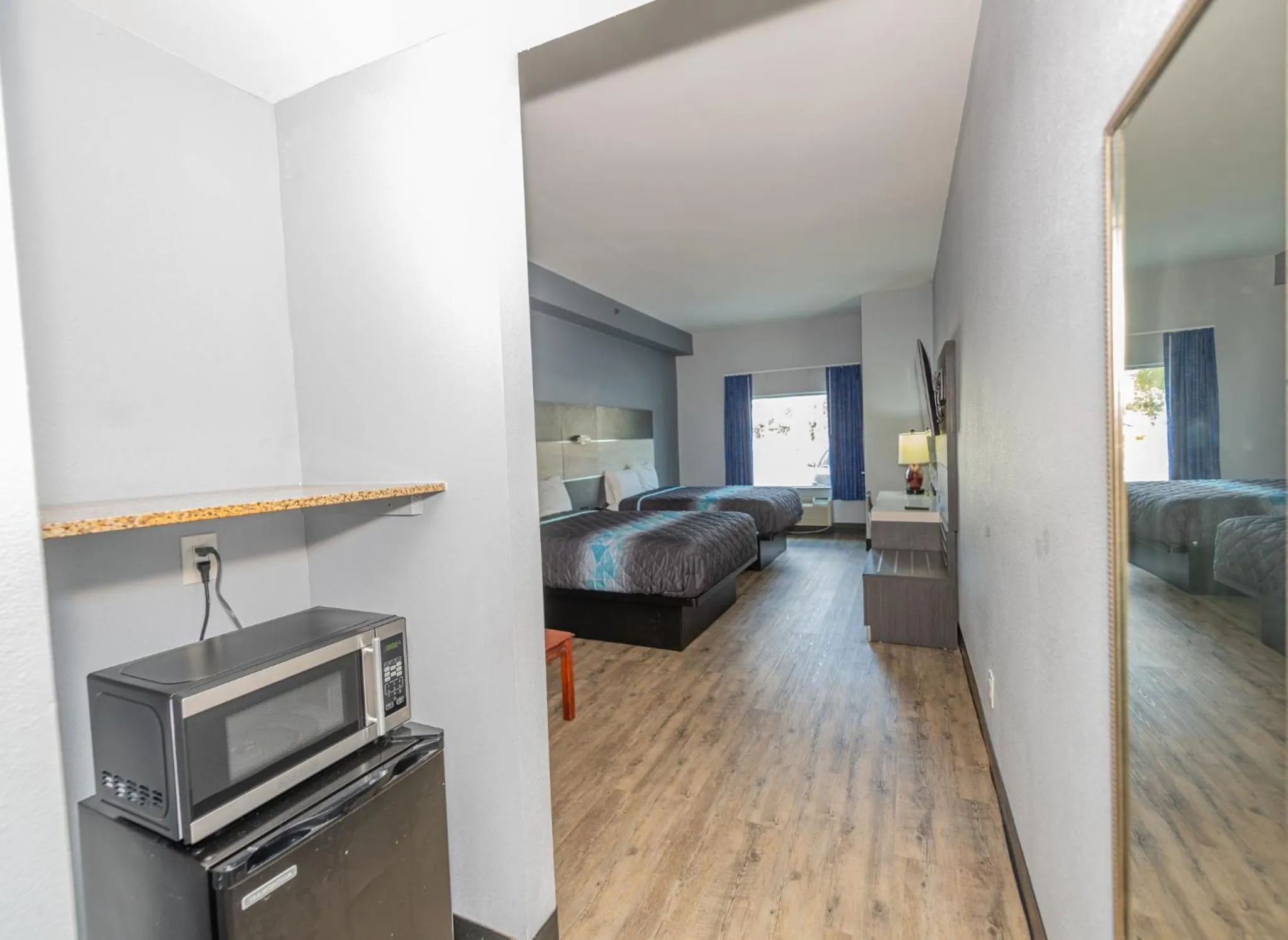 Bed in Jamestown inn & Suites