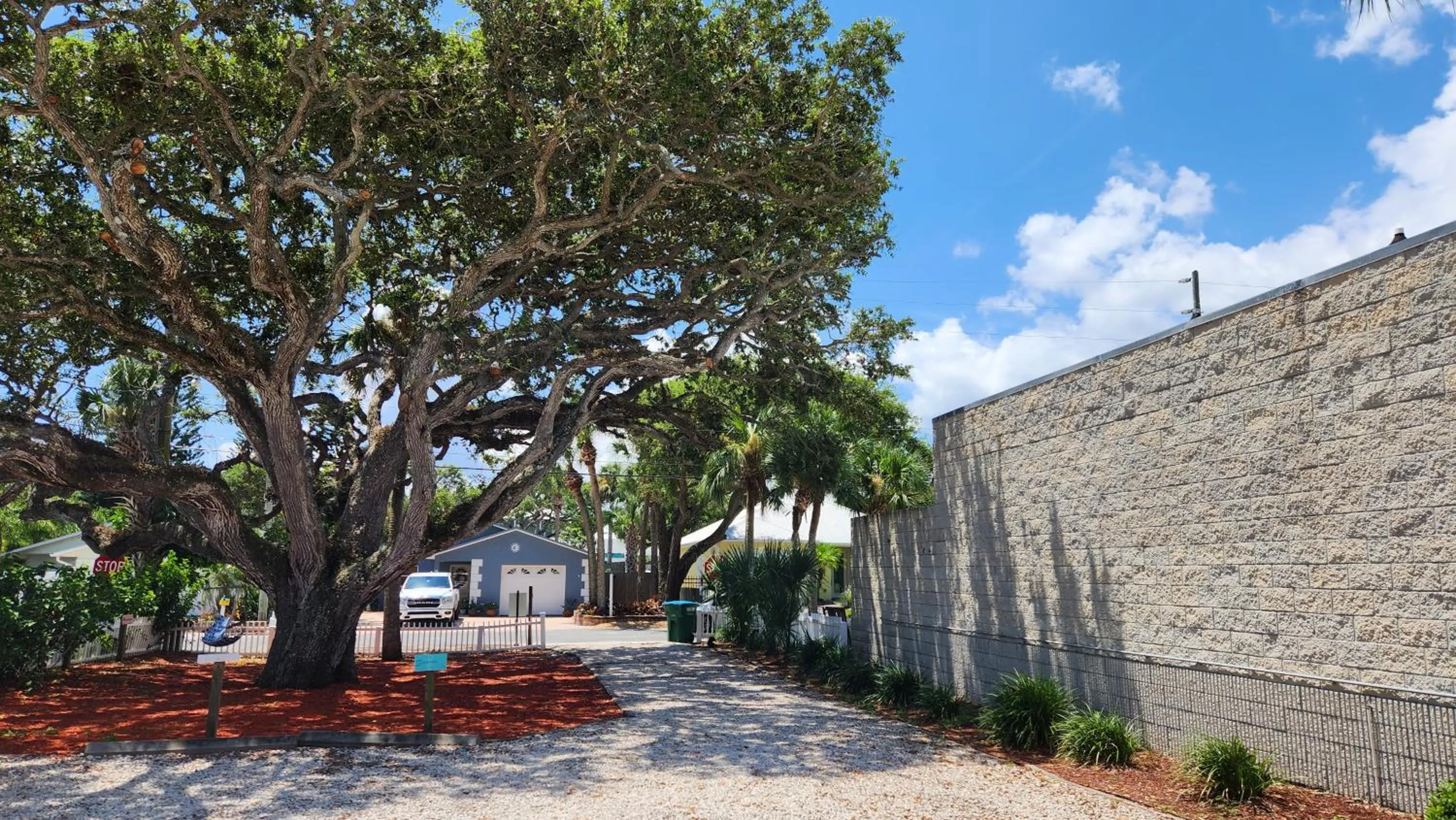 Parking in Inn on the Avenue