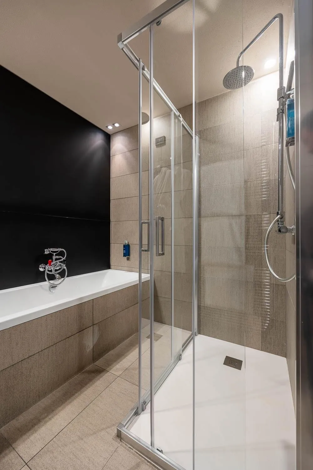 Shower in iH Hotels Milano Ambasciatori