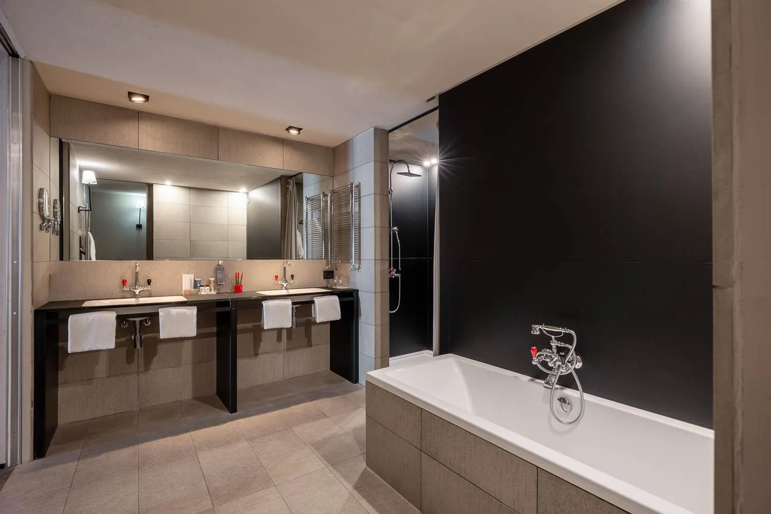 Shower in iH Hotels Milano Ambasciatori