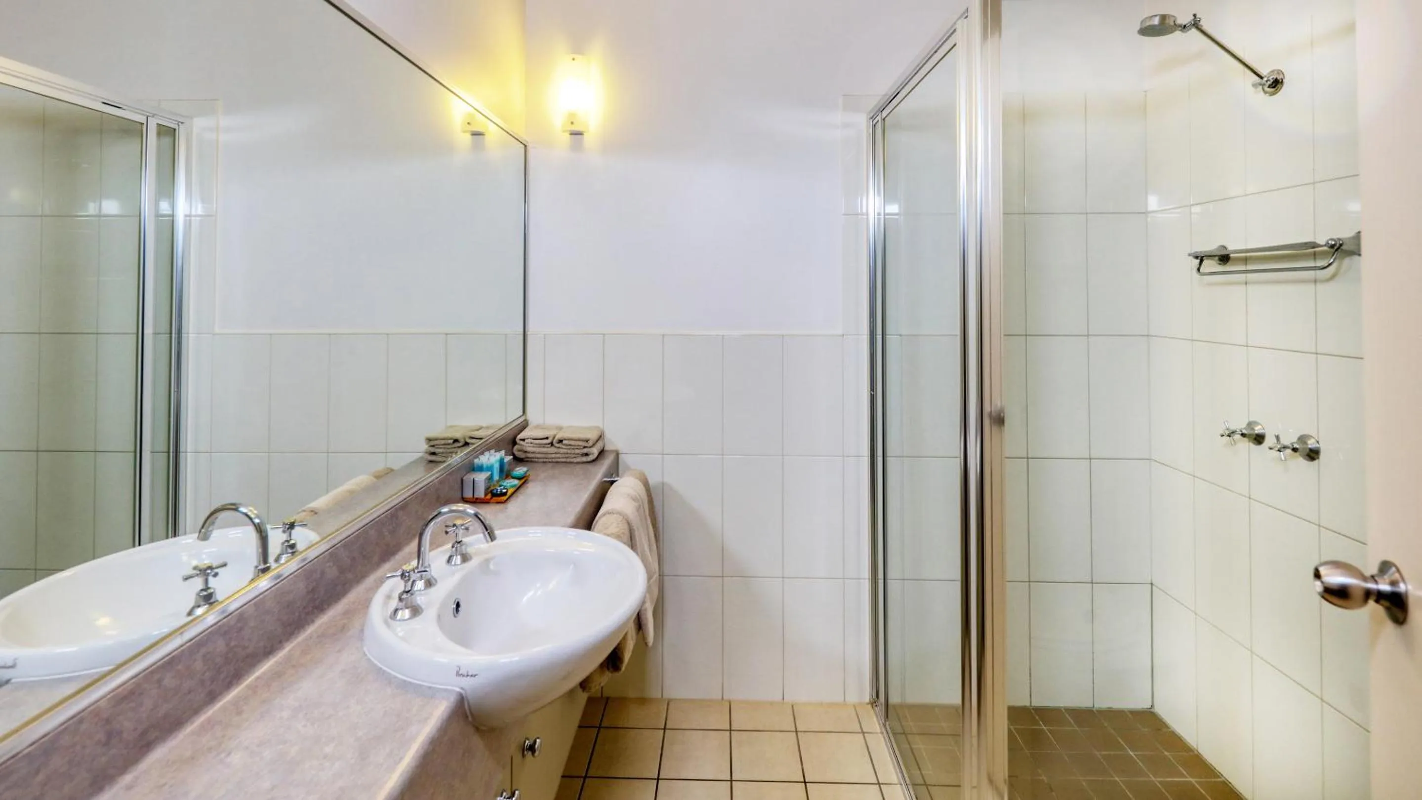 Shower in The Saltbush Motor Inn