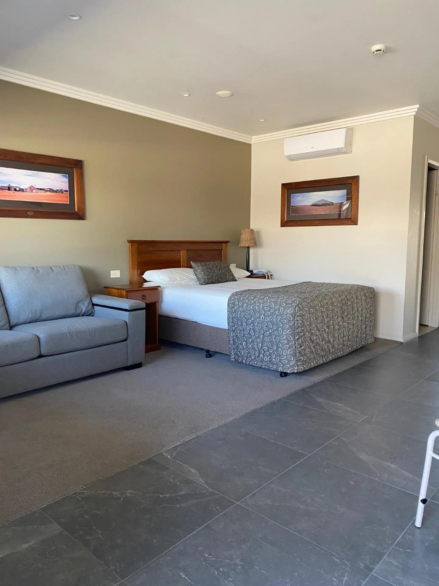 Bed in The Saltbush Motor Inn