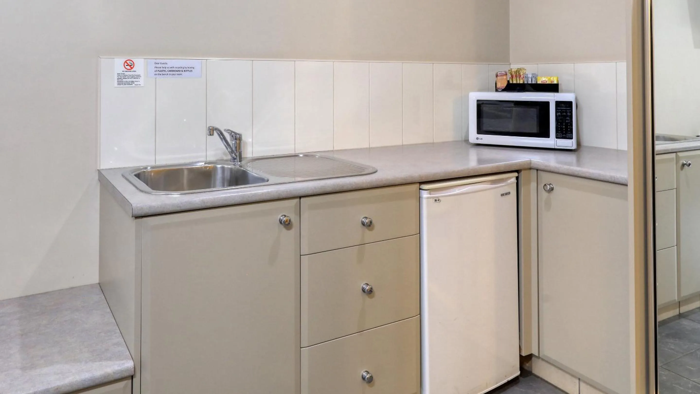 Kitchen or kitchenette in The Saltbush Motor Inn