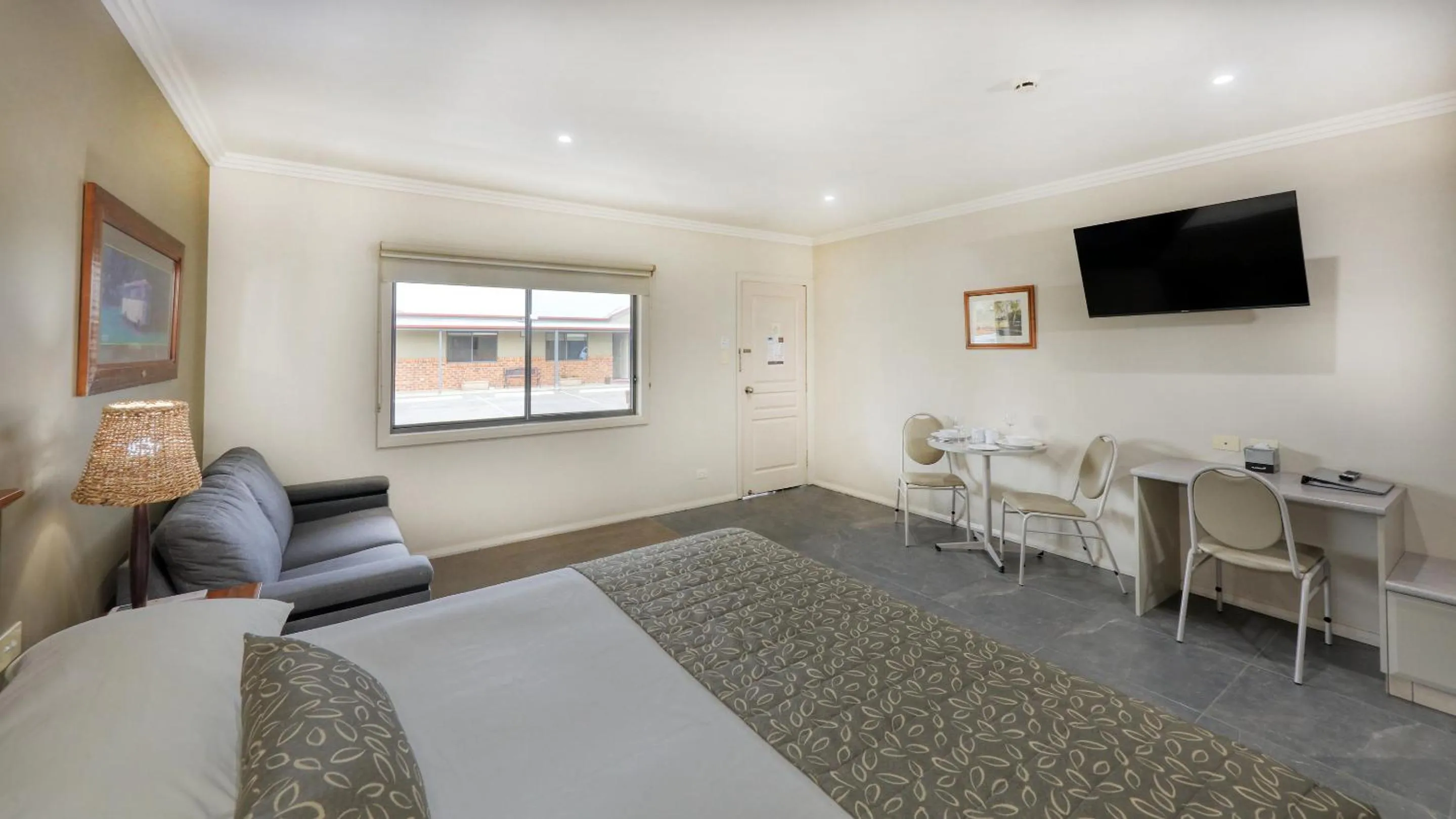 Seating area, Bed in The Saltbush Motor Inn