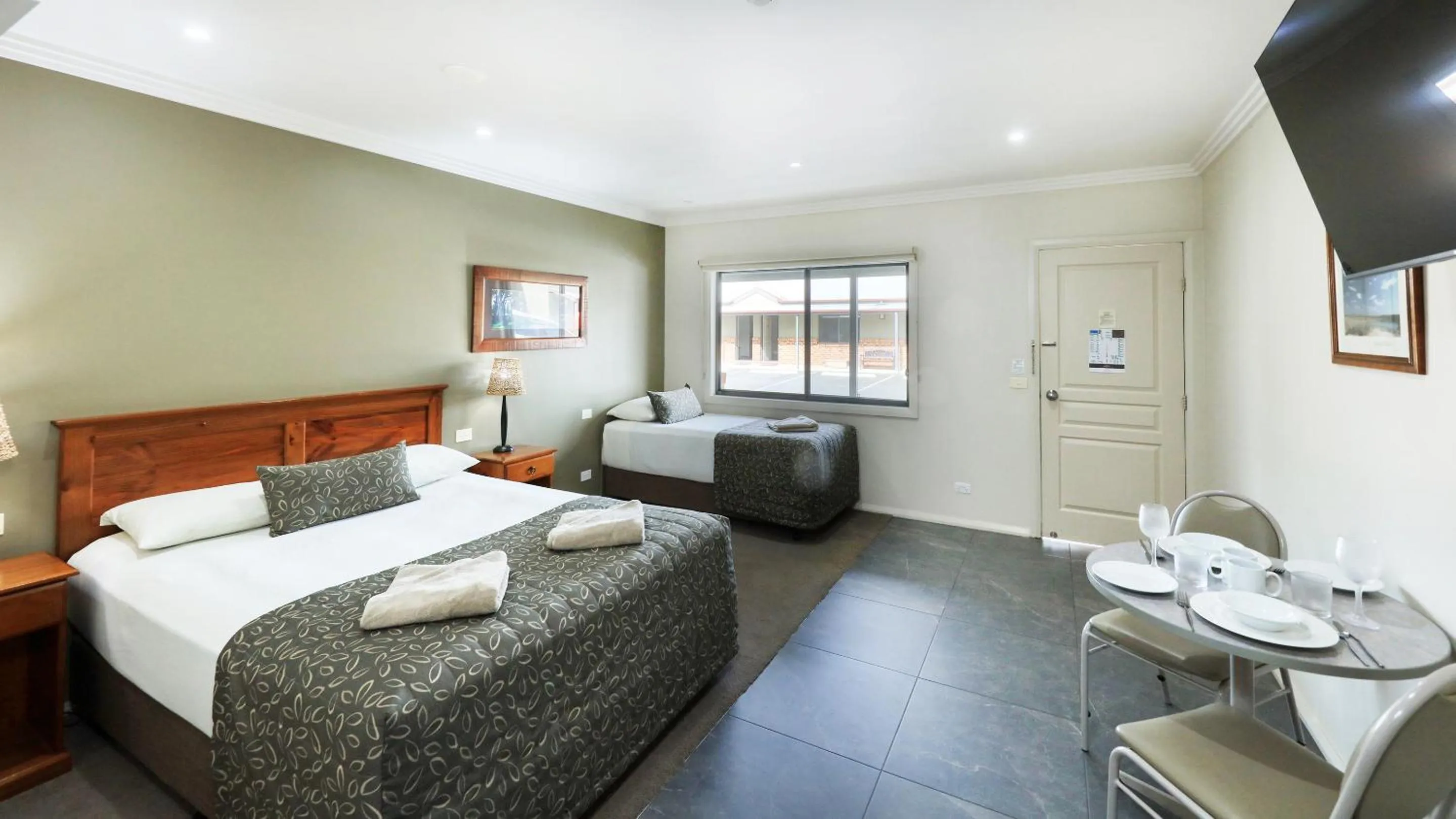 Seating area, Bed in The Saltbush Motor Inn