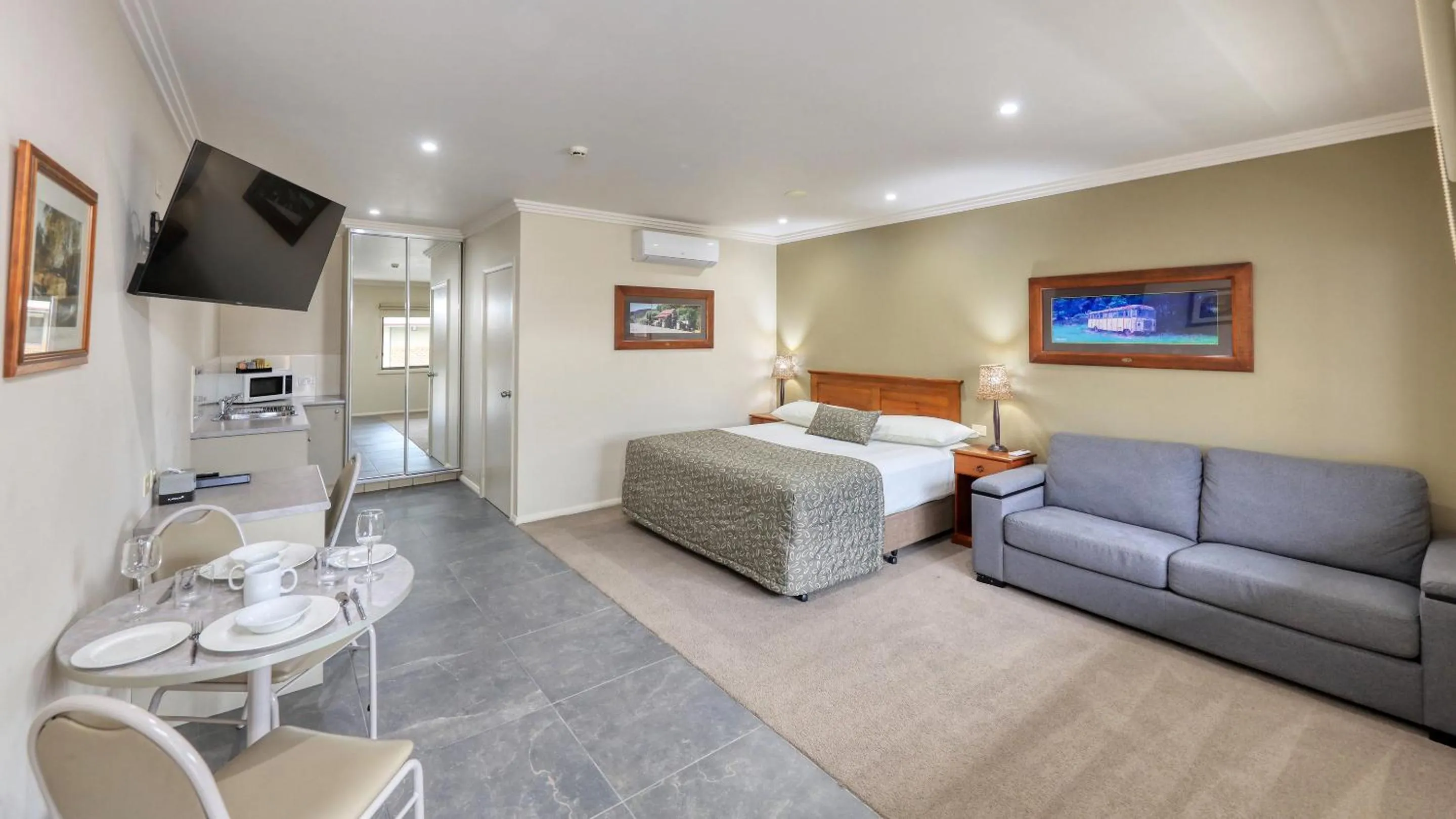 TV and multimedia, Bed in The Saltbush Motor Inn