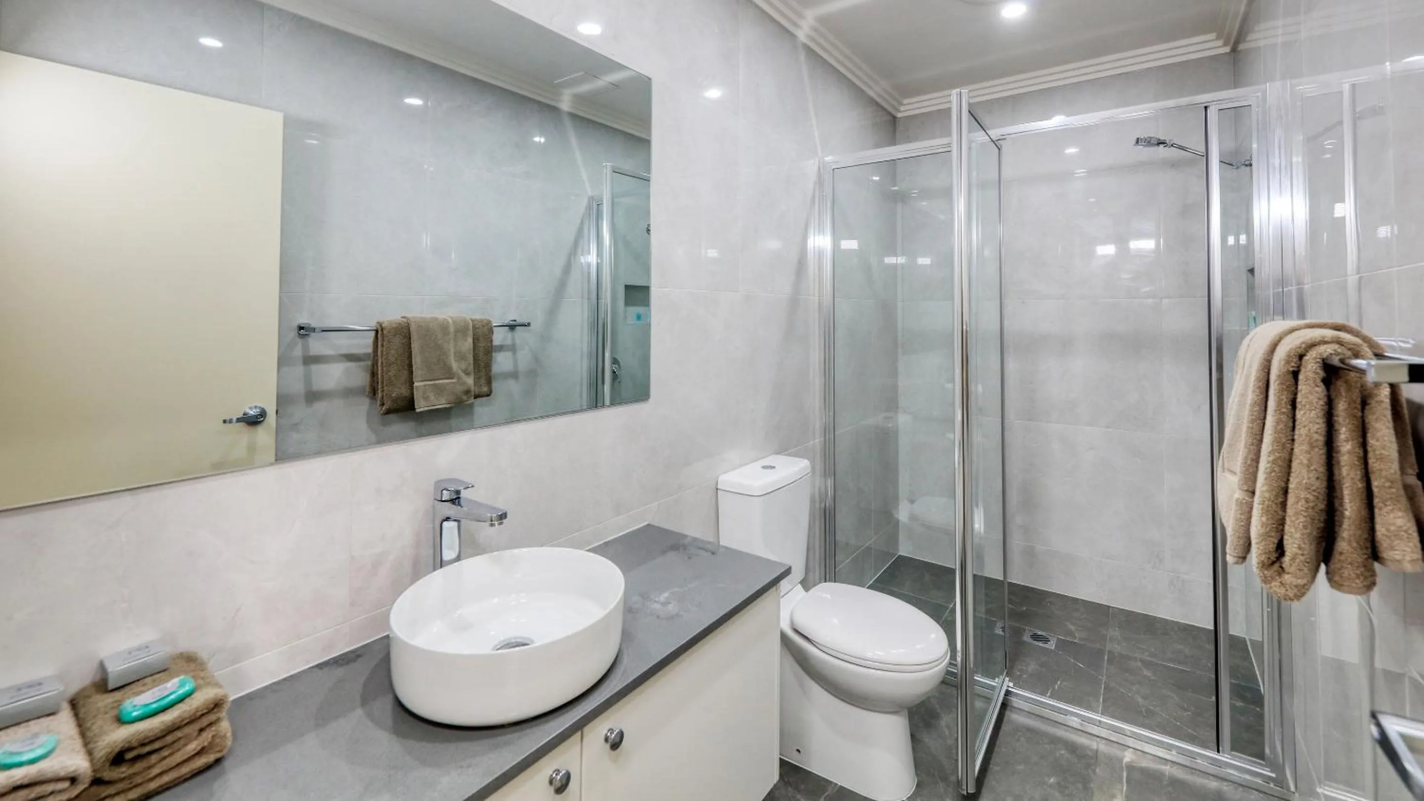 Shower in The Saltbush Motor Inn