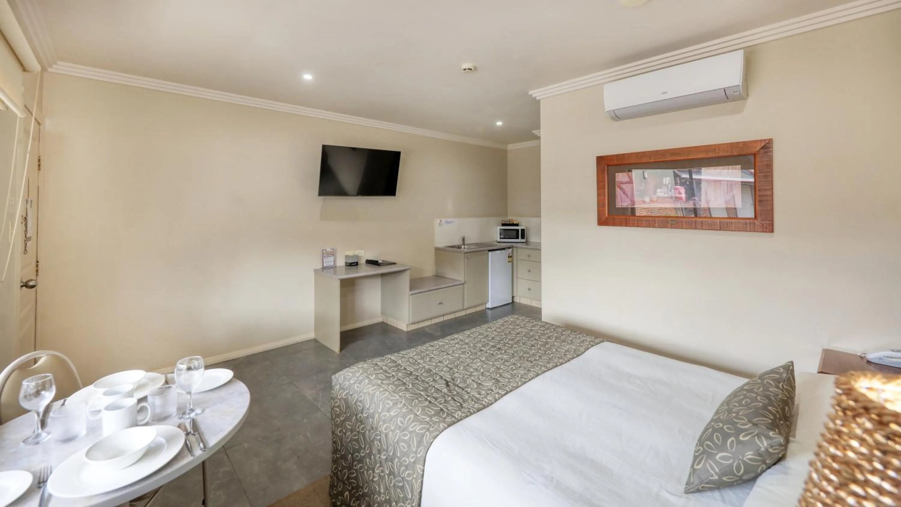 Seating area, Bed in The Saltbush Motor Inn