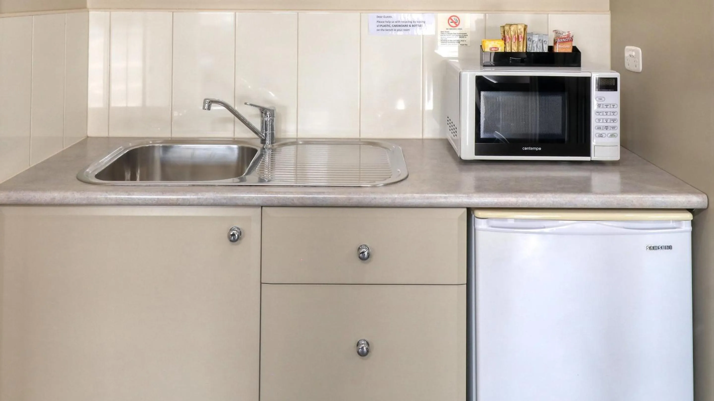 Kitchen or kitchenette in The Saltbush Motor Inn