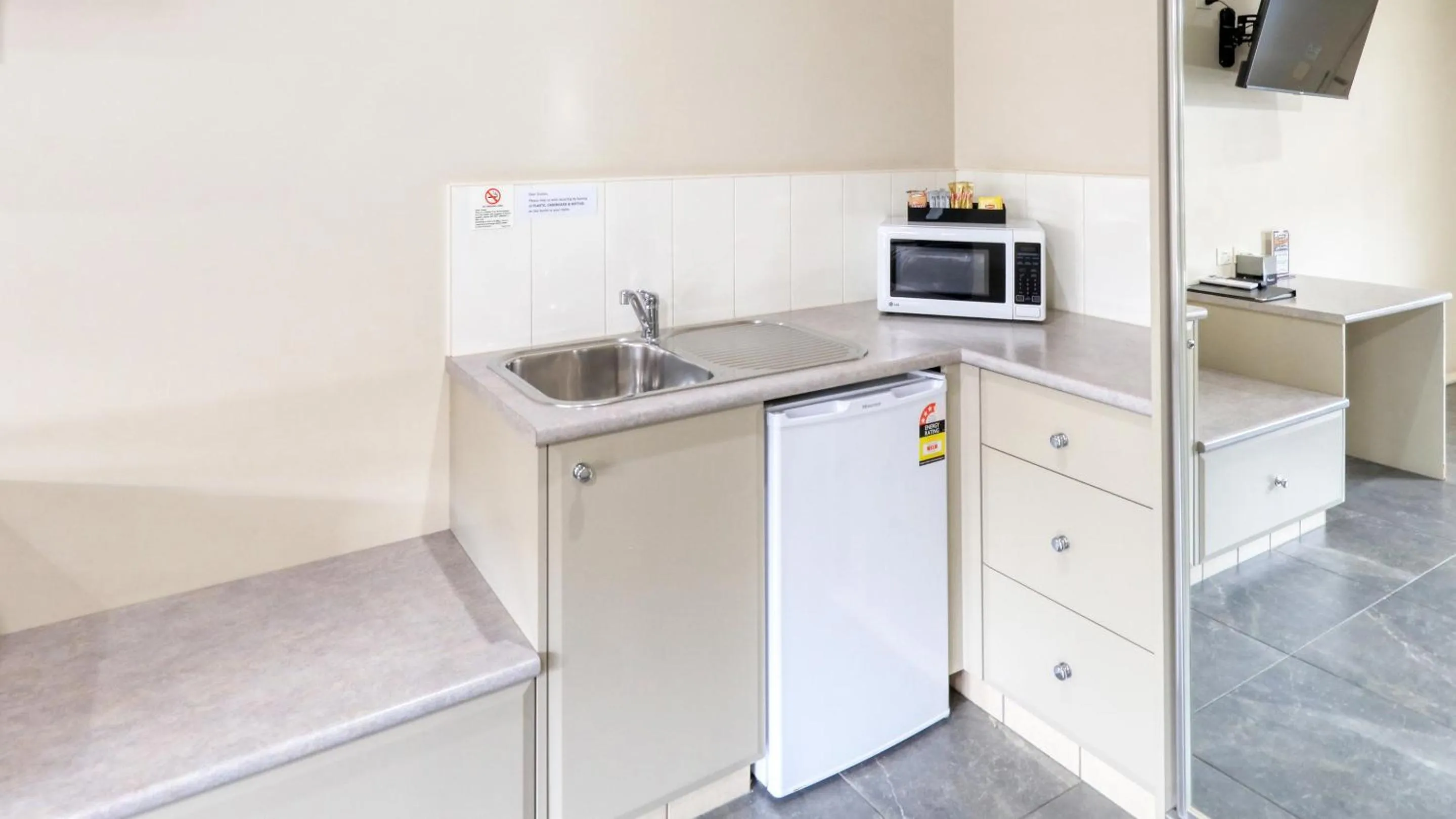 Kitchen or kitchenette in The Saltbush Motor Inn
