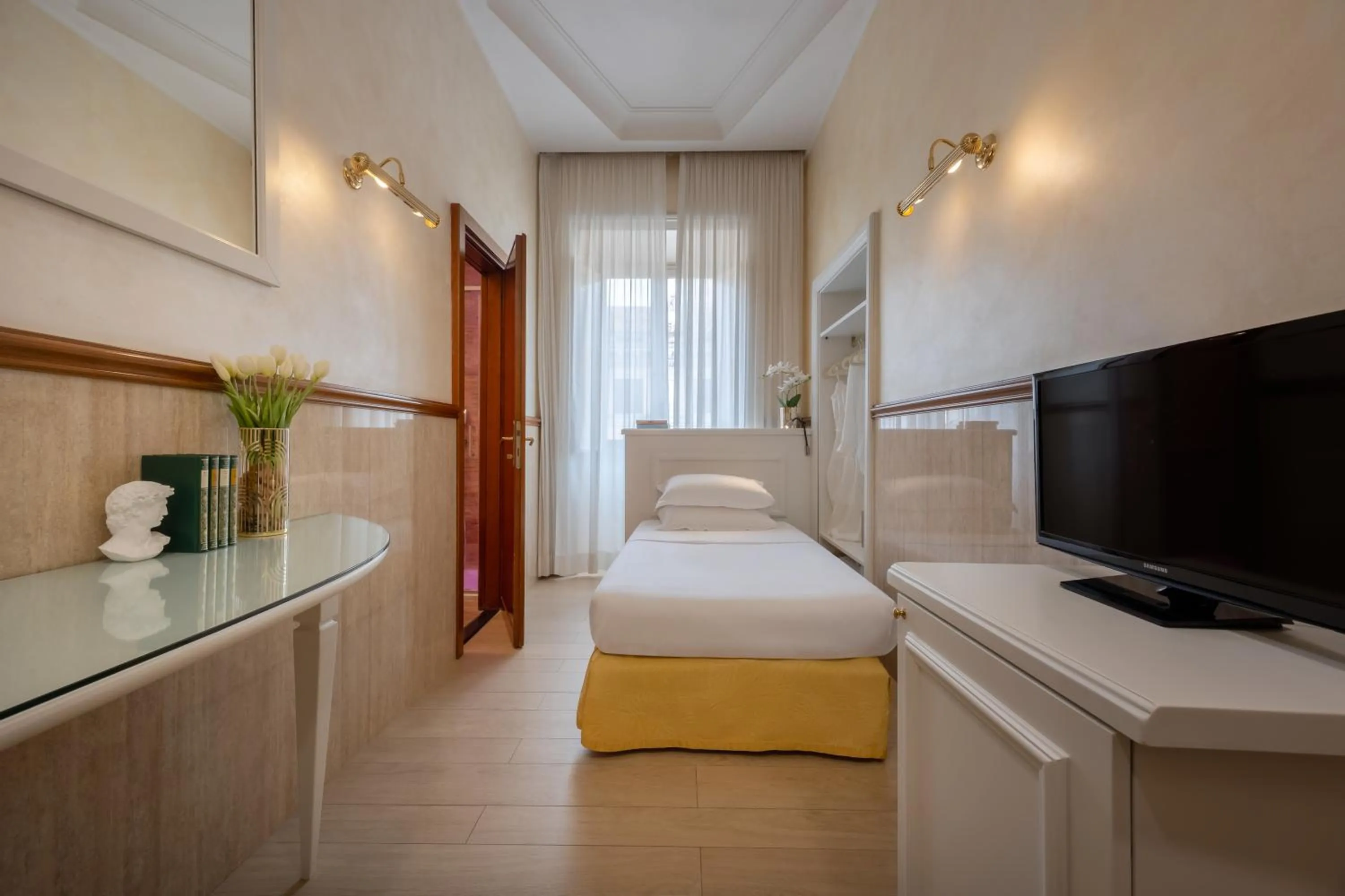 Bed in Hotel Palladium Palace