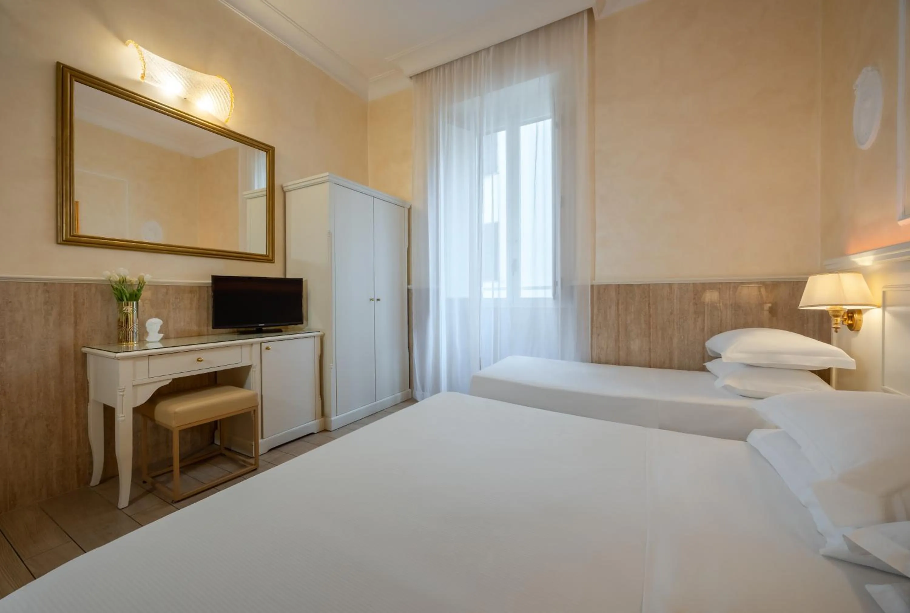 Photo of the whole room, Bed in Hotel Palladium Palace