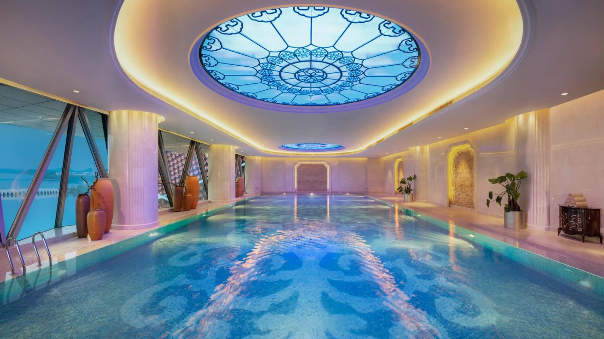 Swimming pool in Wanda Reign Wuhan
