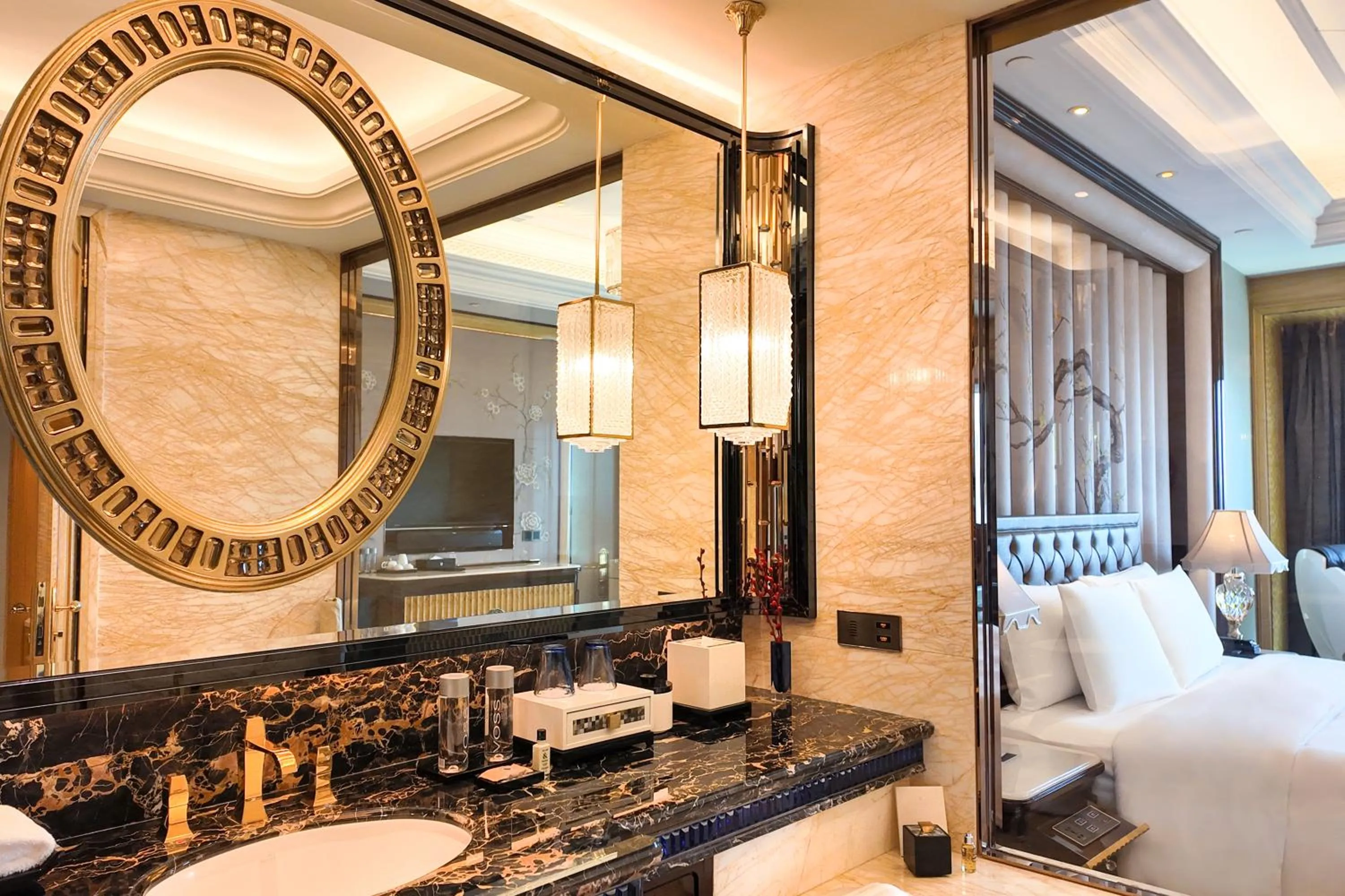 Toilet, Bed in Wanda Reign Wuhan