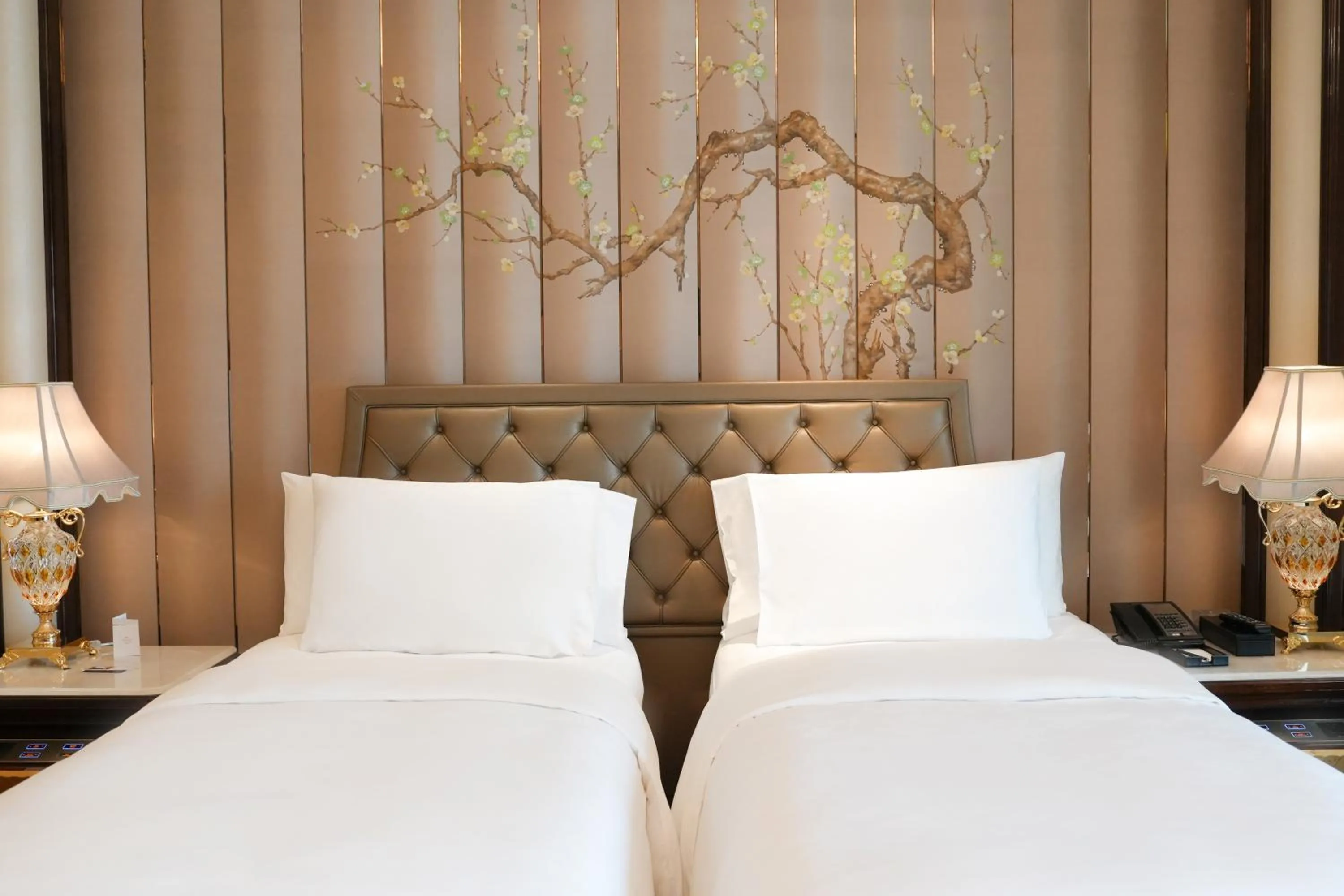 Bedroom, Bed in Wanda Reign Wuhan