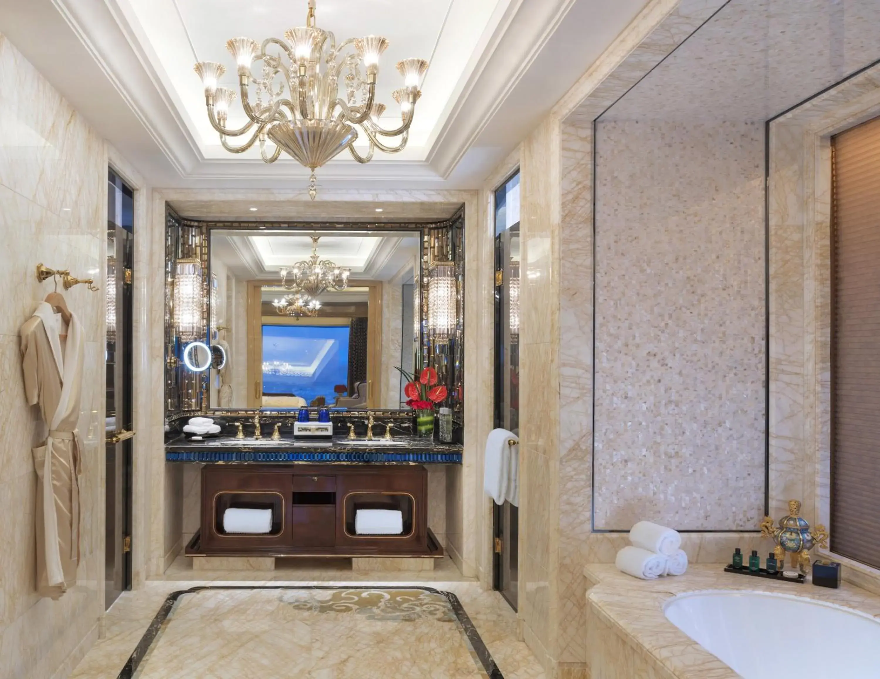 Bathroom, Bed in Wanda Reign Wuhan Bathroom, Bed in Wanda Reign Wuhan